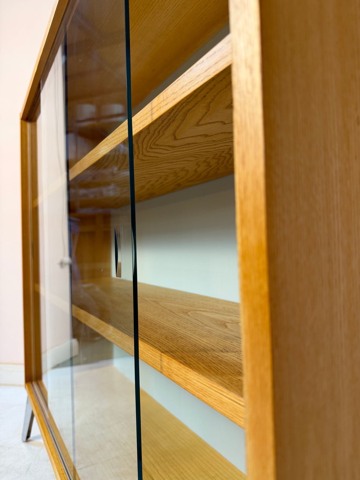 Vitrine Esche mit hellblauer Rückwand & neuen Chromfüßen von Hellerau