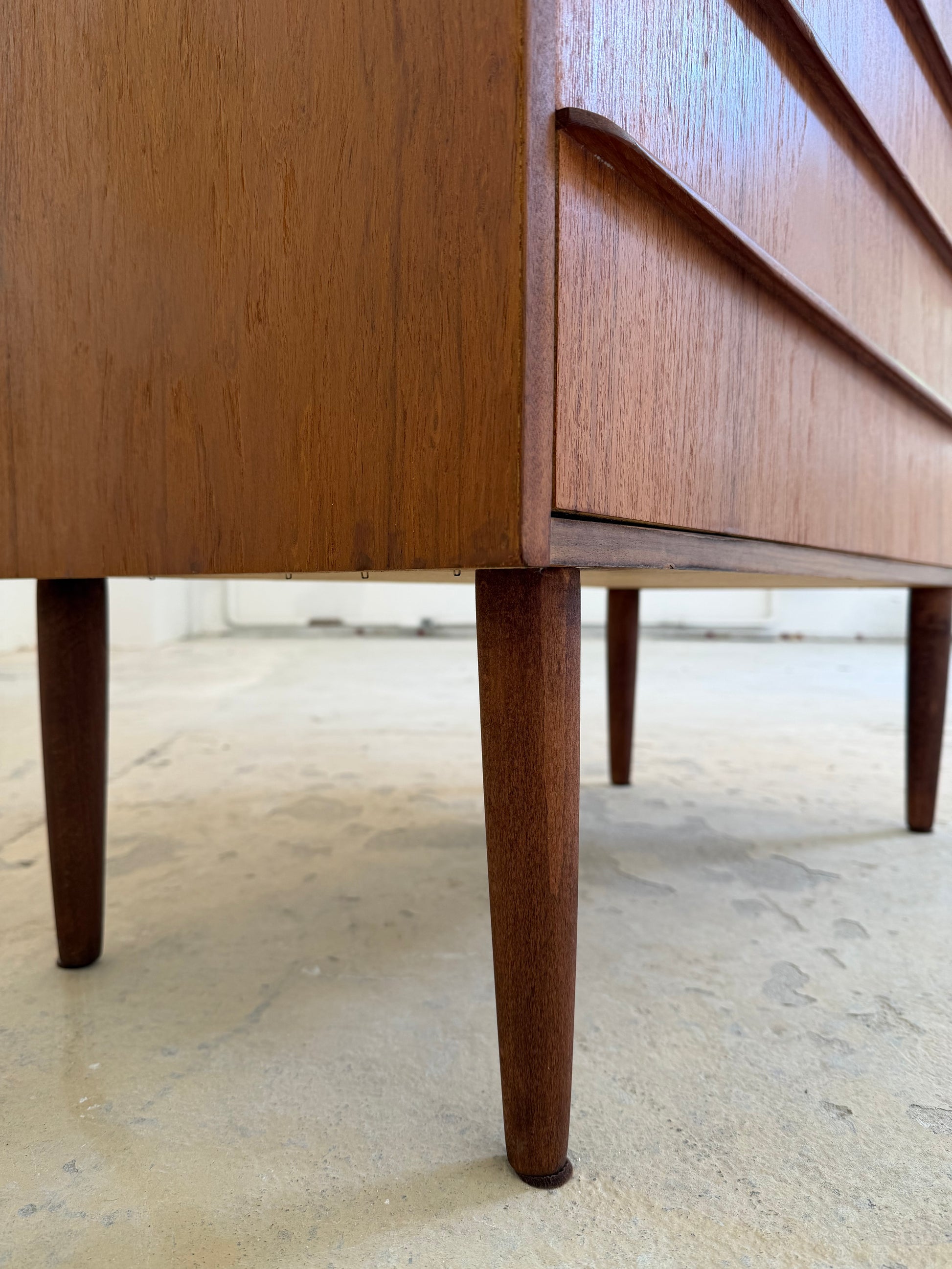 Kommode Teak mit durchgehenden Griffen & Schloss aus Dänemark