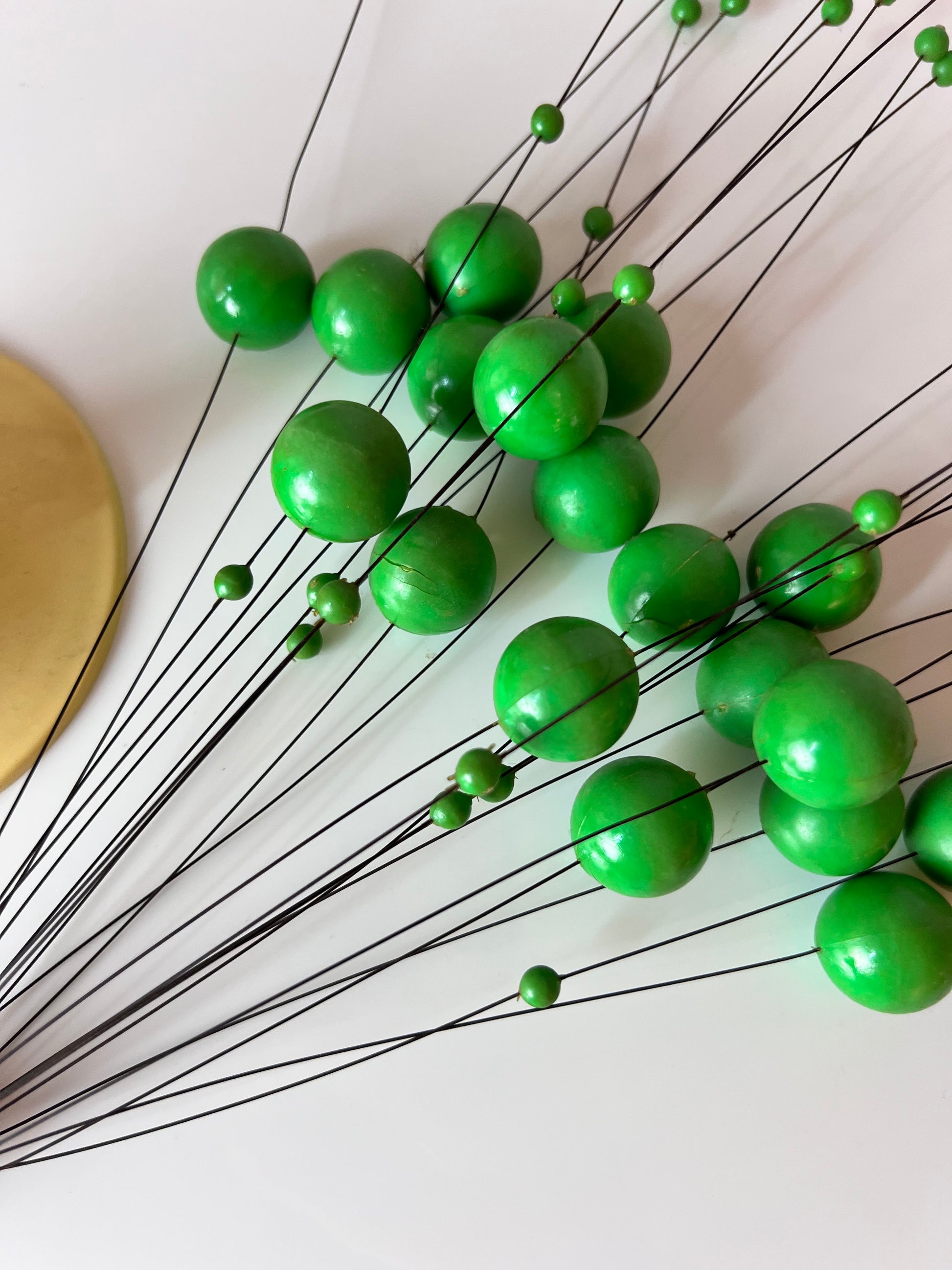 Kinetische Kugelbaum Skulptur Atome creme grün