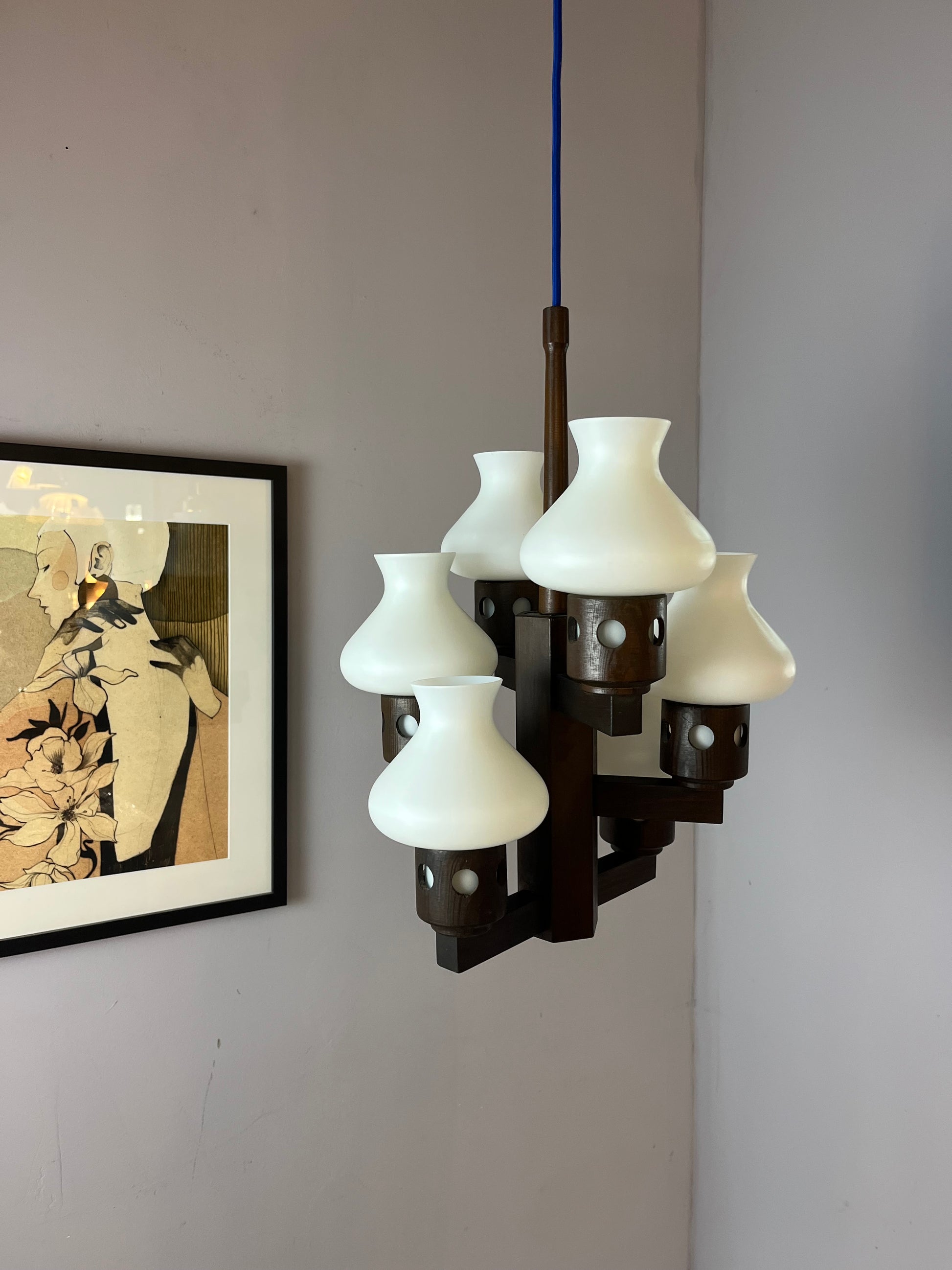 Kronleuchter dunkelbraun weiß Holz Opalglas von Vitrika