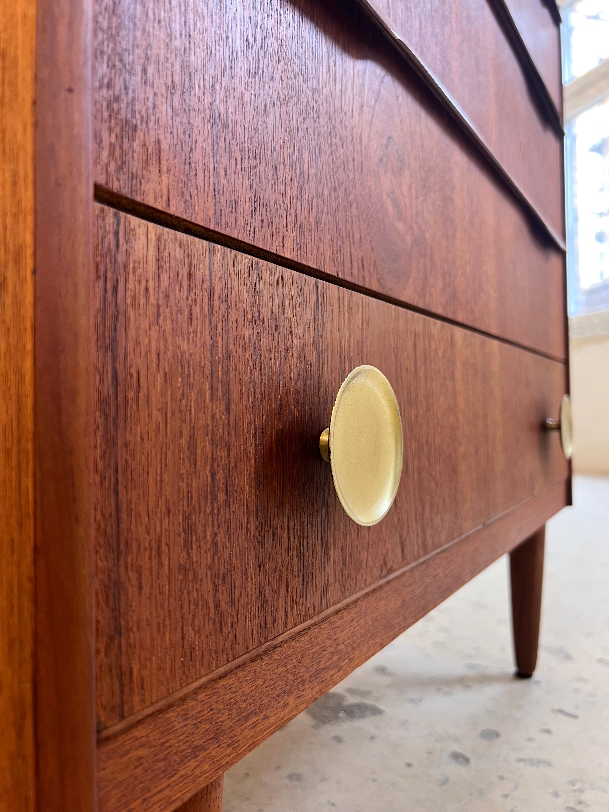 Kommode Teak mit Holz- & Messinggriffen aus Dänemark