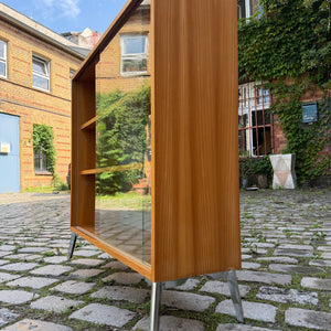 Vitrine Esche mit neuen Chromfüßen von Hellerau