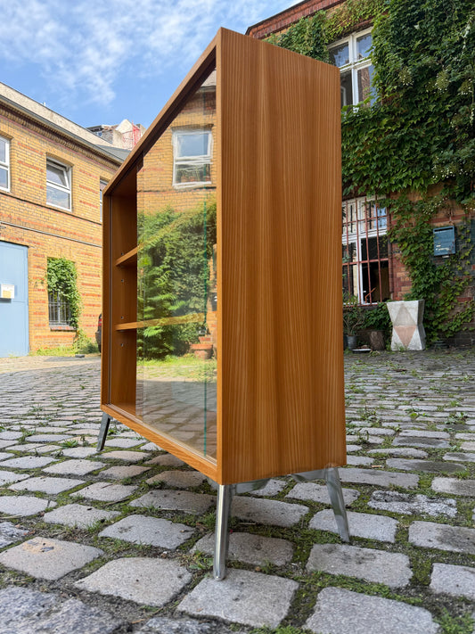 Vitrine Esche mit neuen Chromfüßen von Hellerau