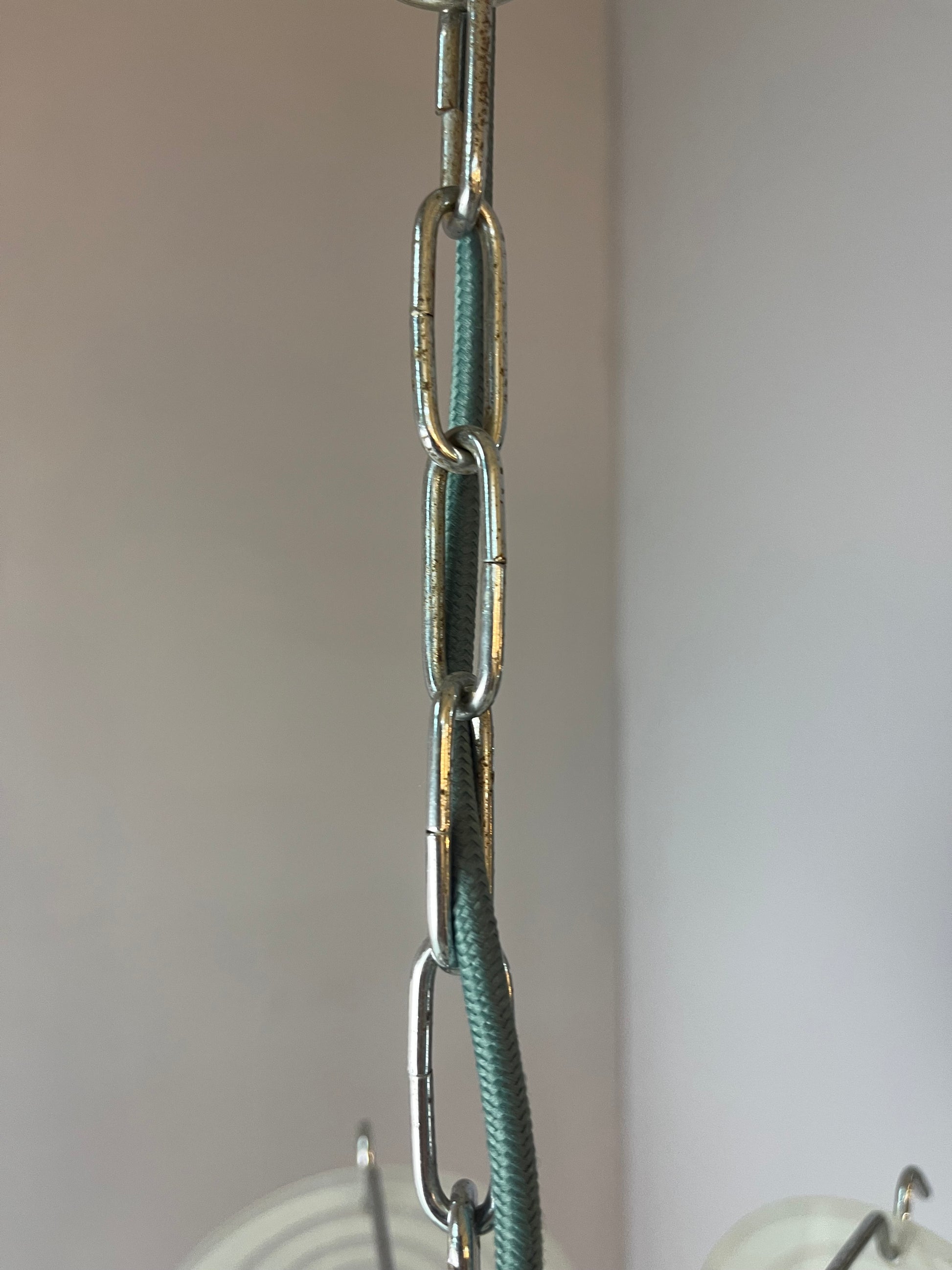 Kronleuchter weiß silber mit Glasscheiben