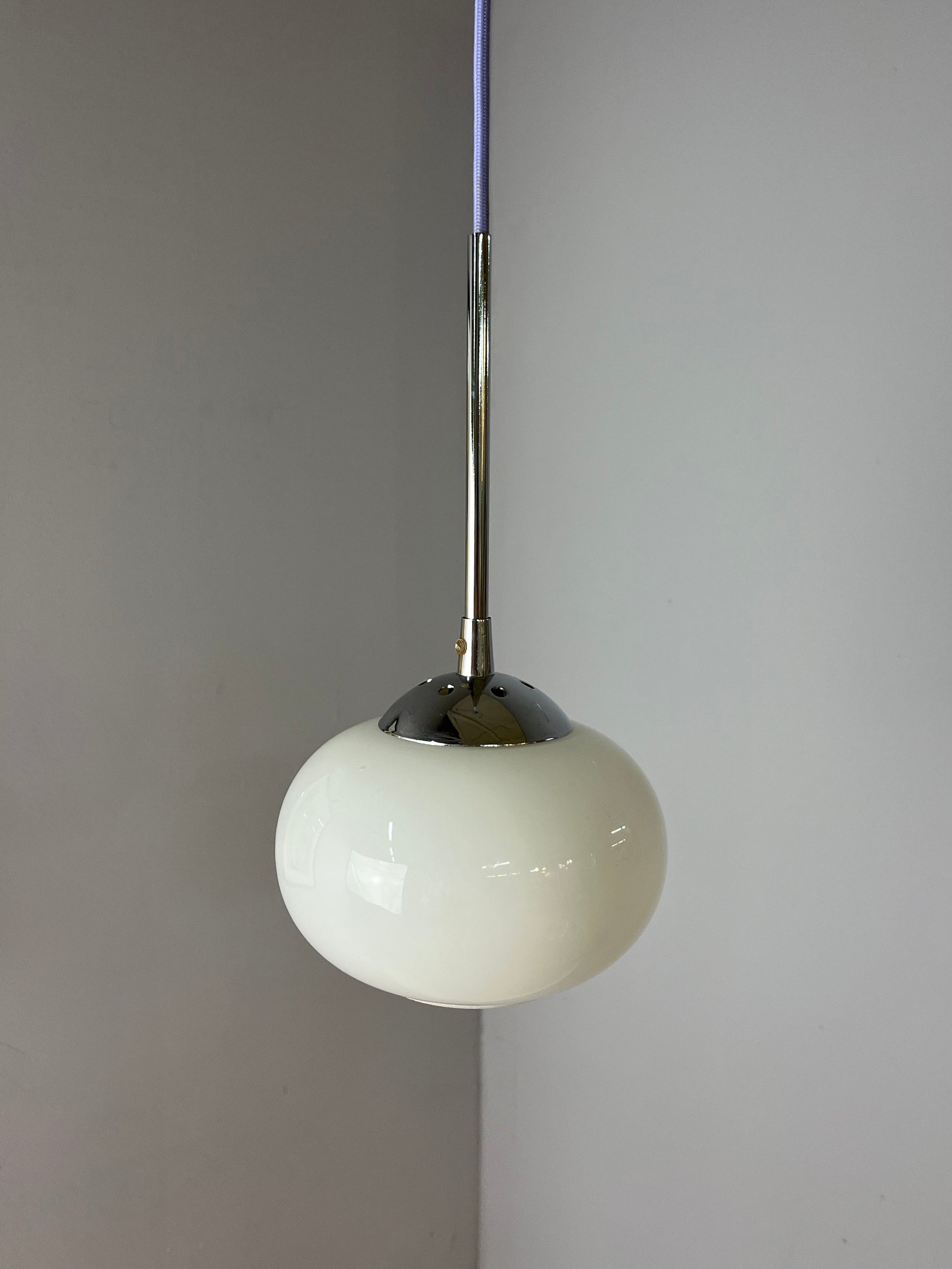 Hängelampe weiß Glas Chrom mit Stab