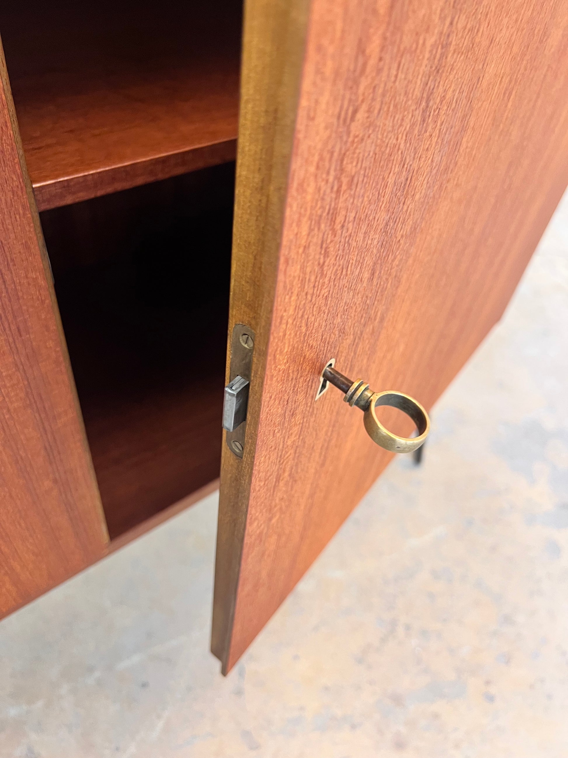 Schrank Teak auf Hairpinlegs