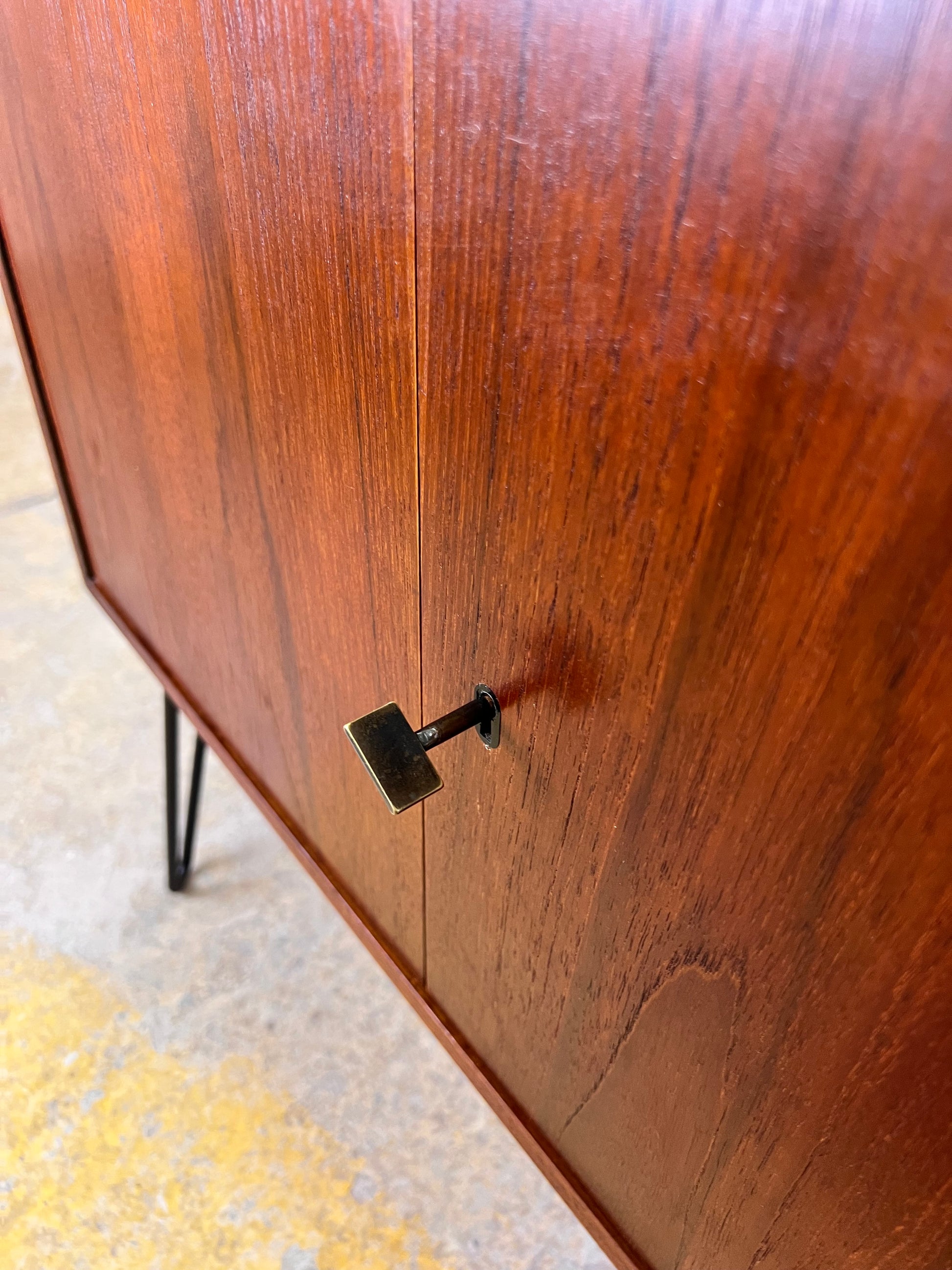Kommode Teak auf Hairpinlegs aus Dänemark