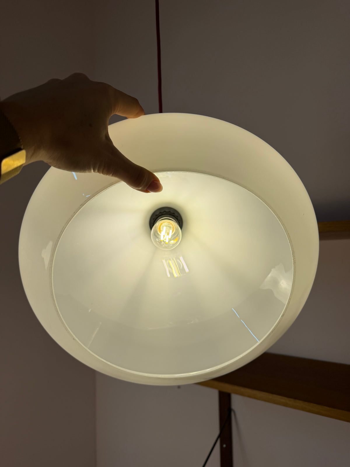 Hängelampe weiß Glas mit Messing aus Dänemark