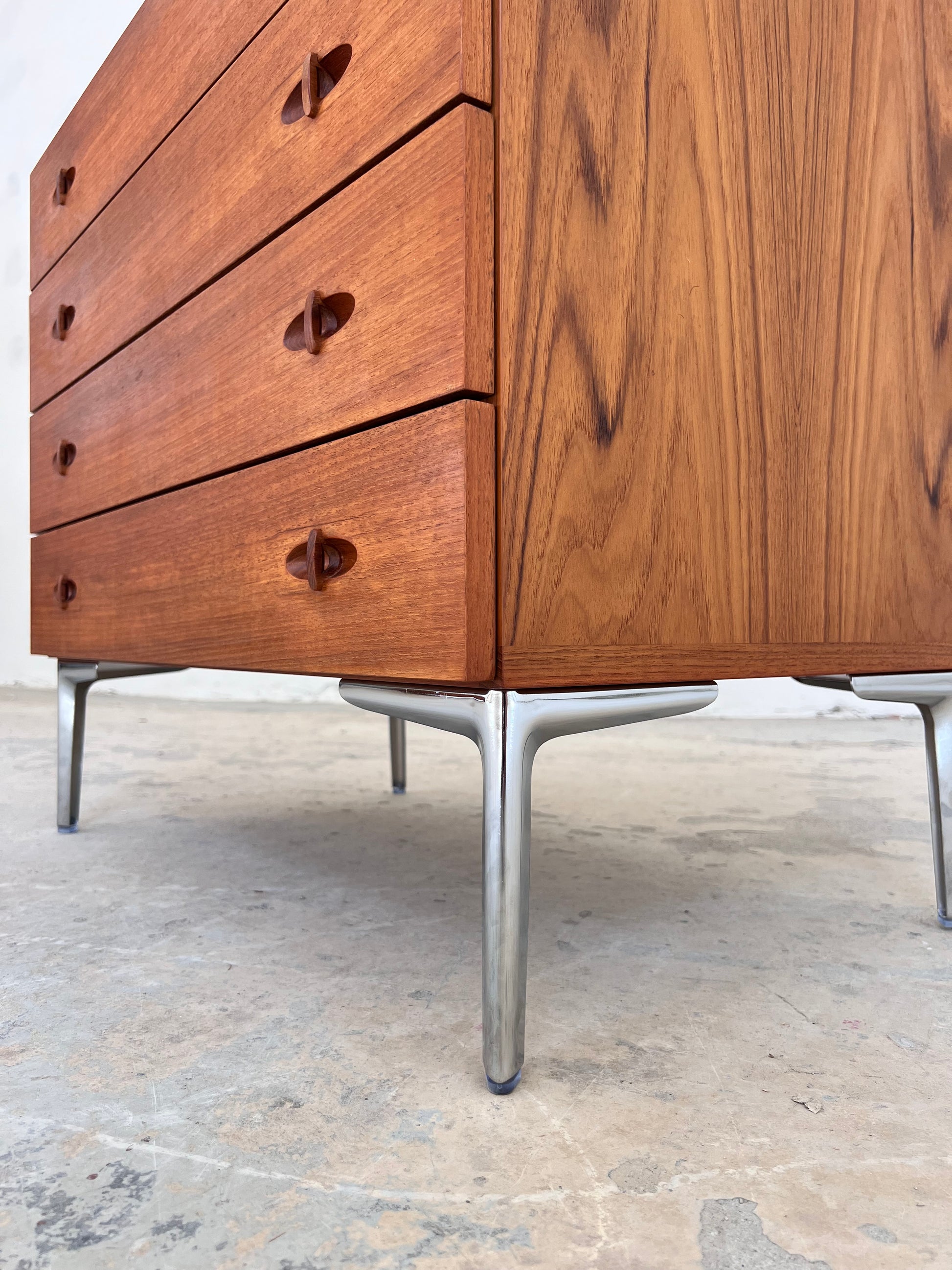 Kommode Teak mit neuen Chromfüßen von H. W. Klein für Bramin