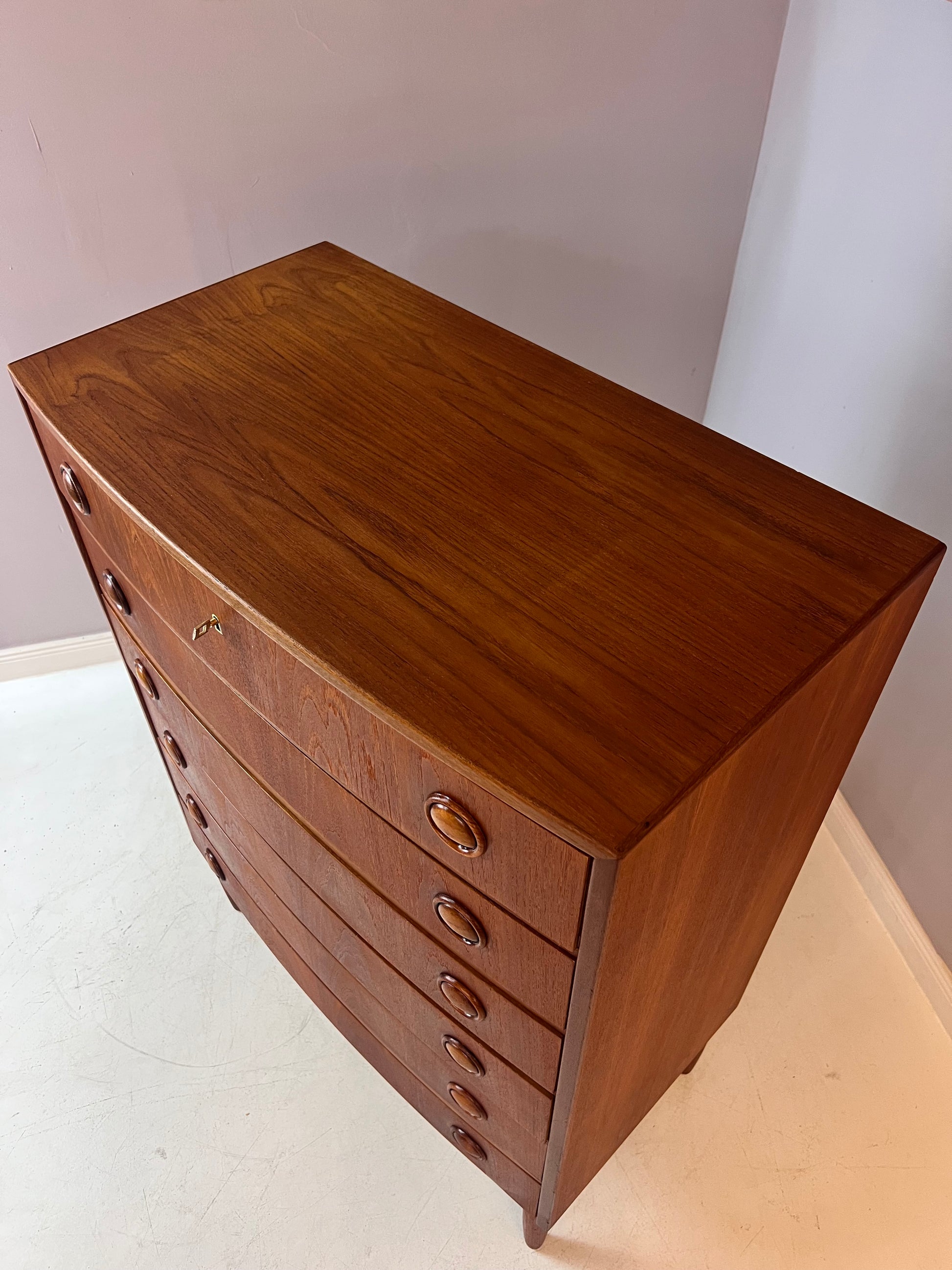 Kommode mit gerundeter Front Teak aus Dänemark