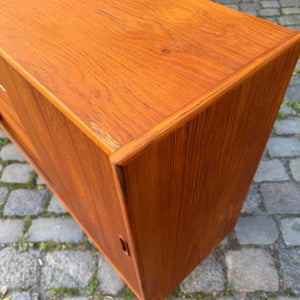 Highboard Teak mit Klappfach & Schiebetüren auf Dänemark