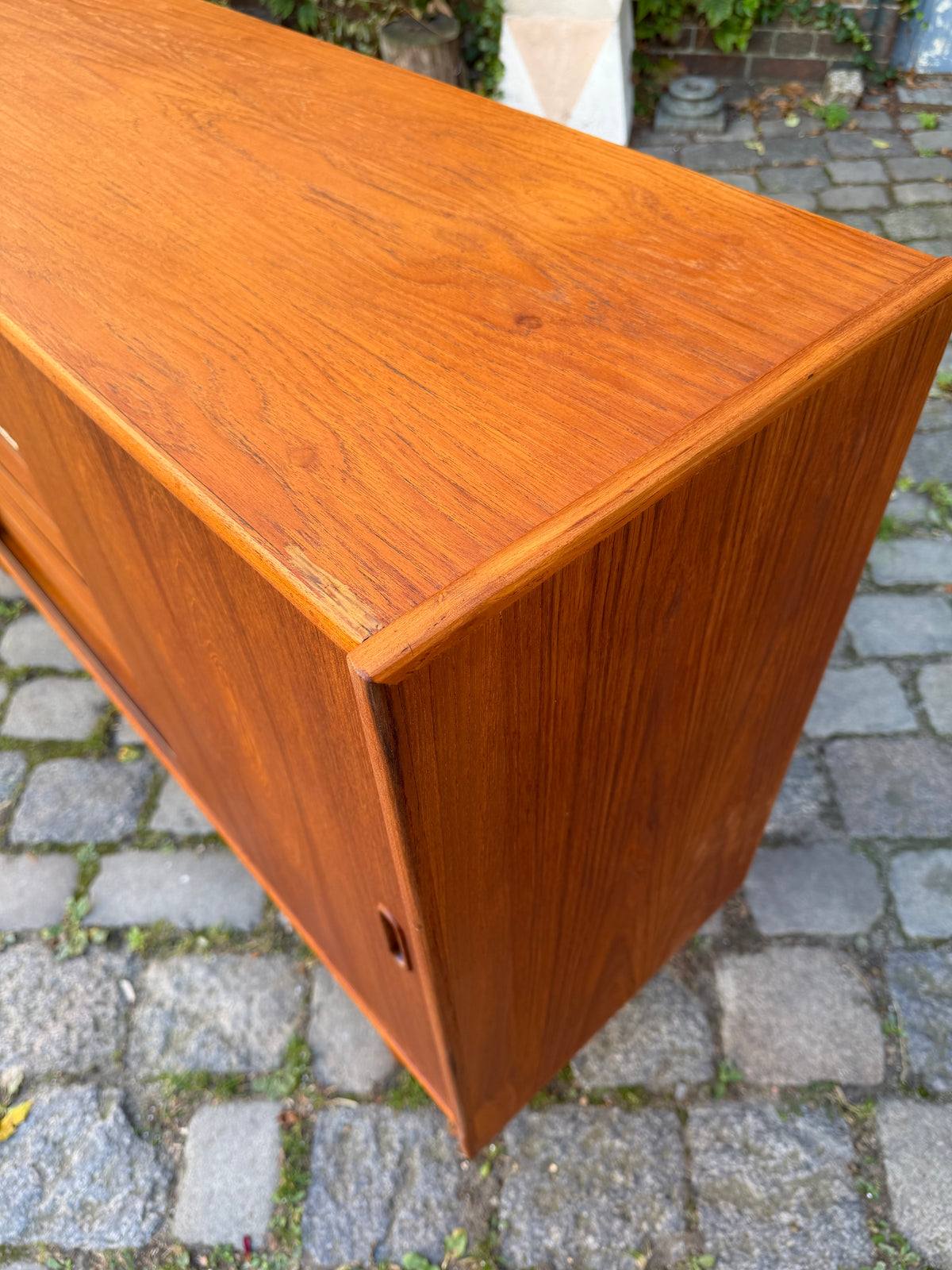 Highboard Teak mit Klappfach & Schiebetüren auf Dänemark