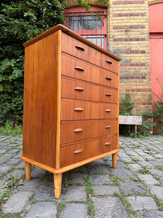 Kommode Teak mit Muschelgriffen aus Dänemark