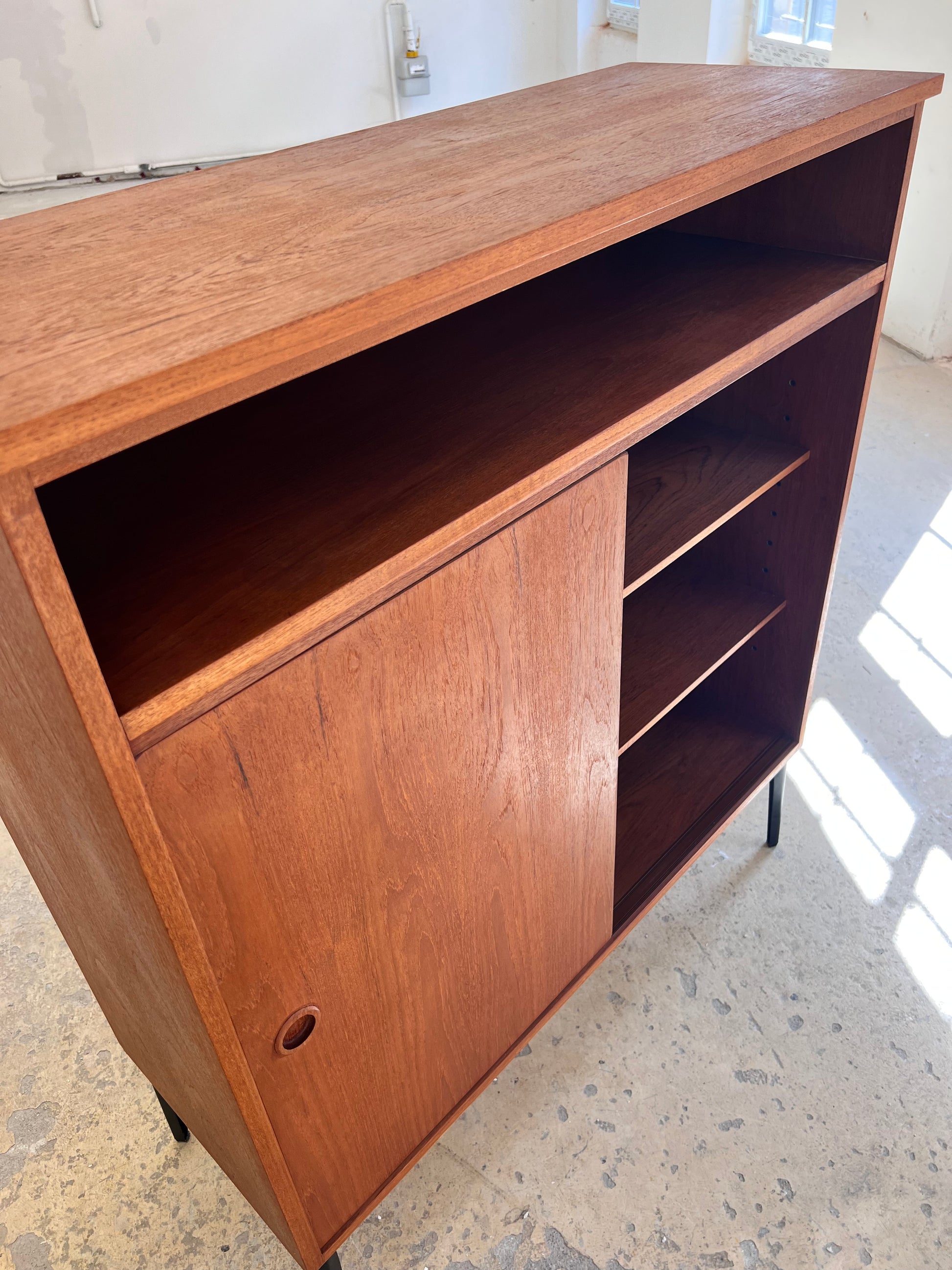 Schrank Teak mit Schiebetüren aus Dänemark