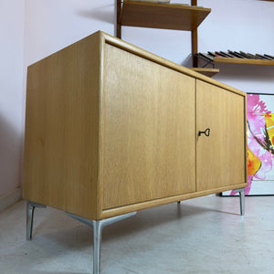 Schrank Eiche mit neuen Chromfüßen von WK Möbel