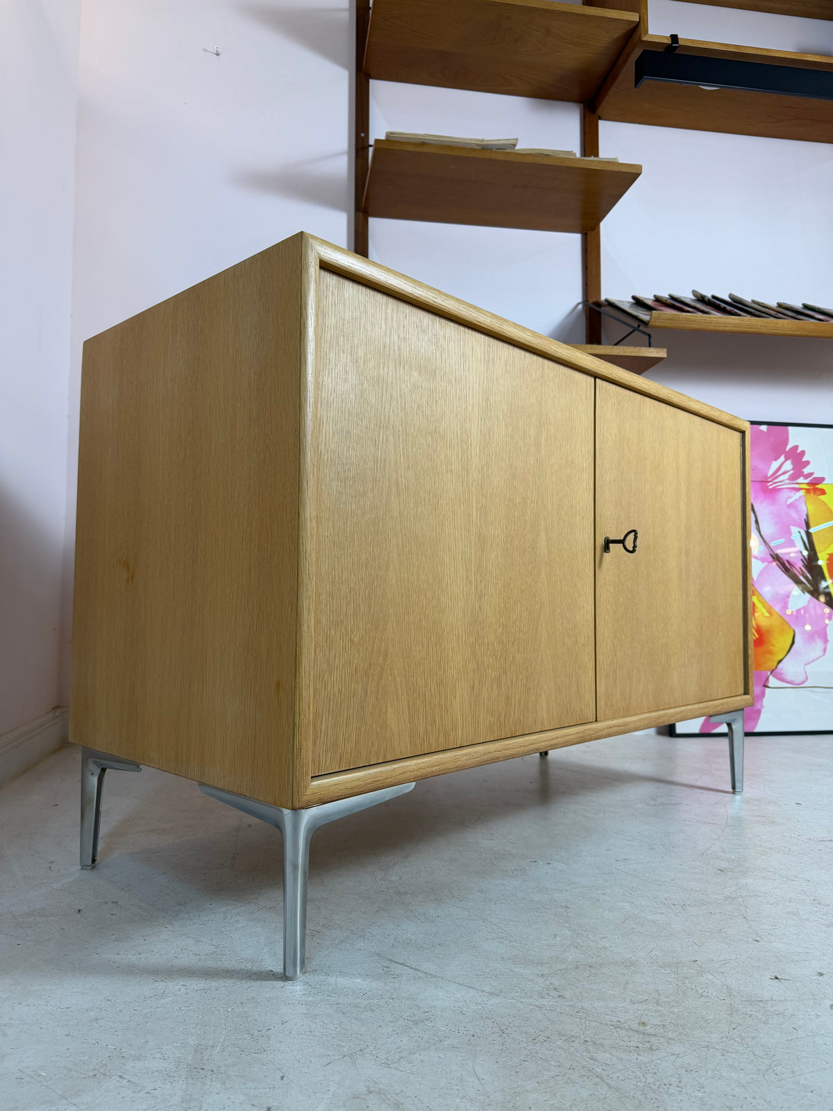 Schrank Eiche mit neuen Chromfüßen von WK Möbel