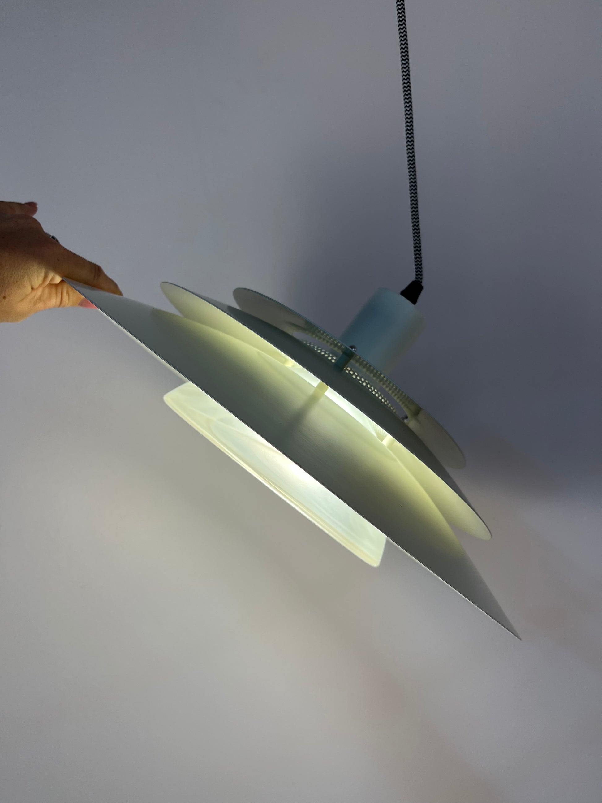 Lamellenlampe weiß mit marmorierter Glaslamelle von Jeka