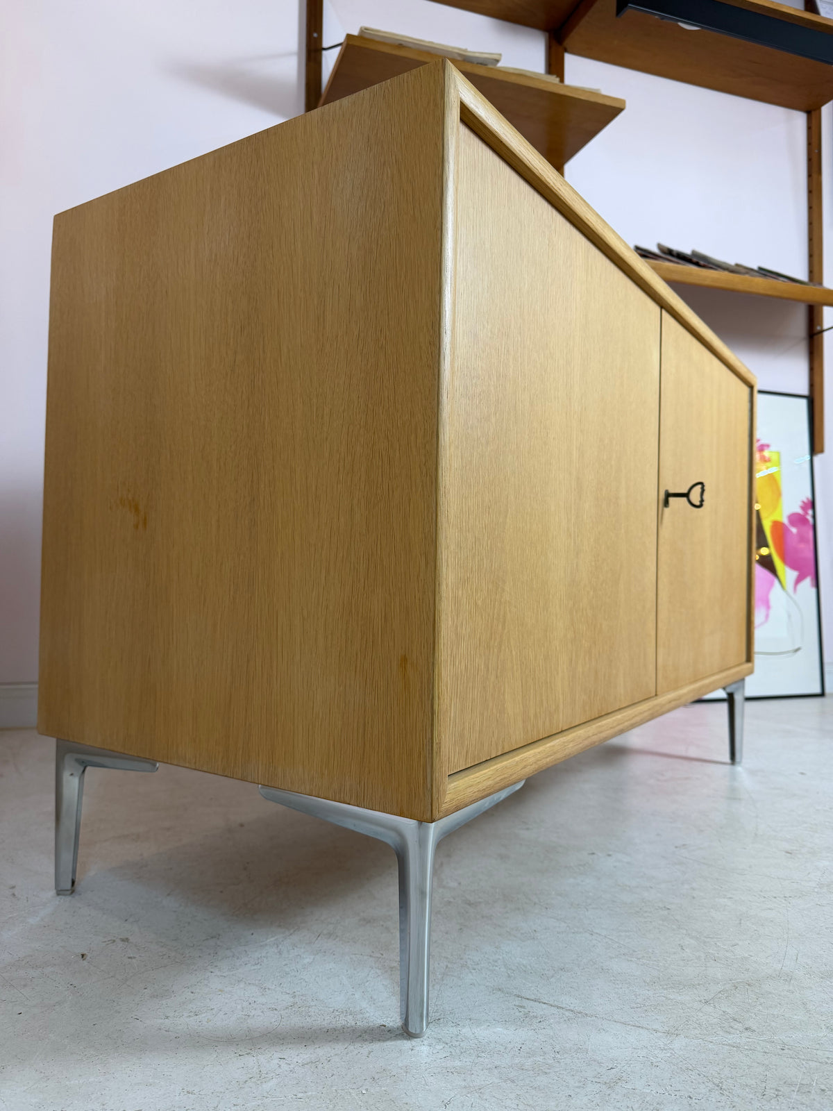 Schrank Eiche mit neuen Chromfüßen von WK Möbel