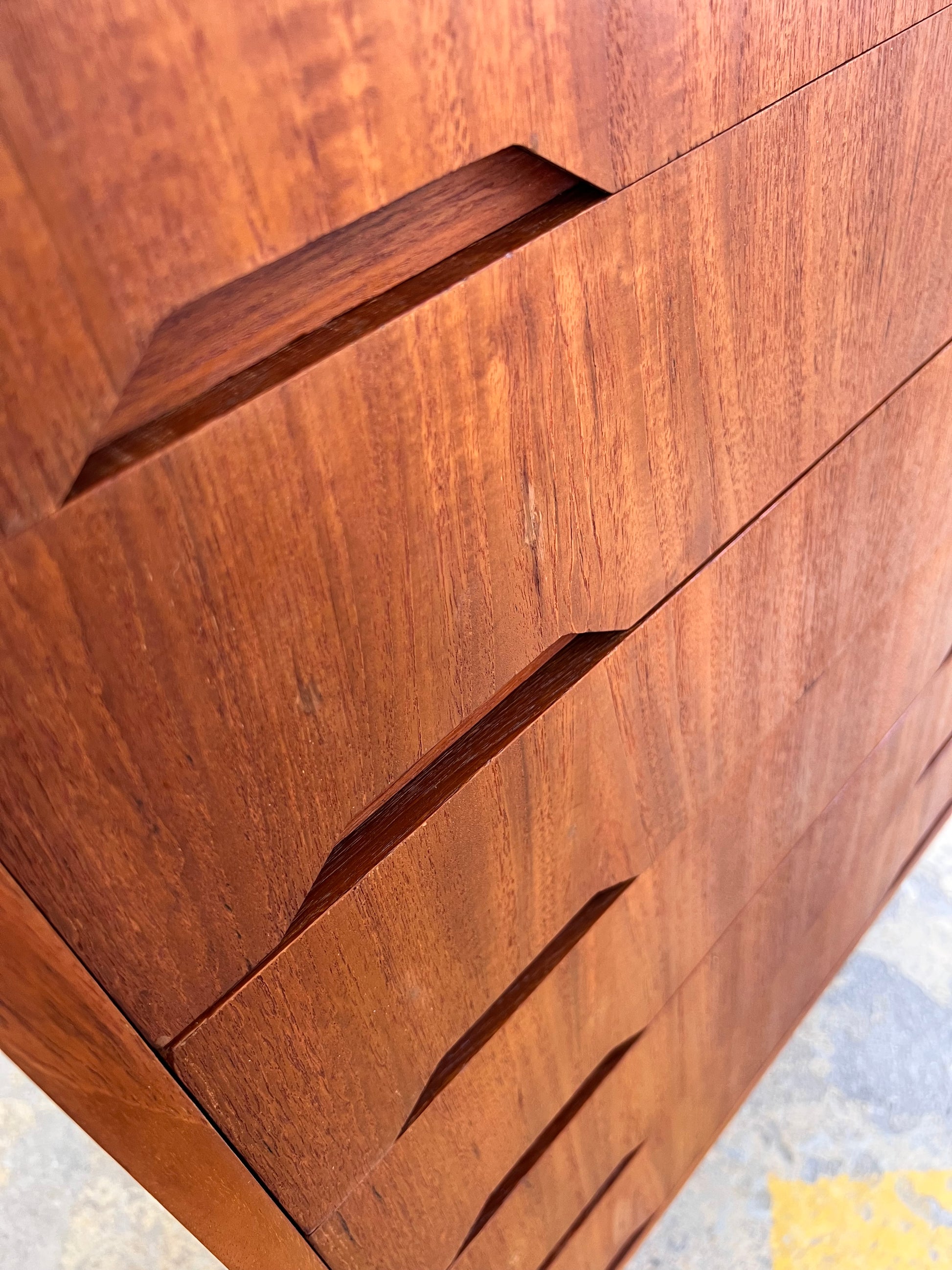 Kommode Teak mit eingelassenen Griffen aus Dänemark