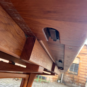 Ausziehbarer Esstisch Teak mit integriertem Fach für Platten