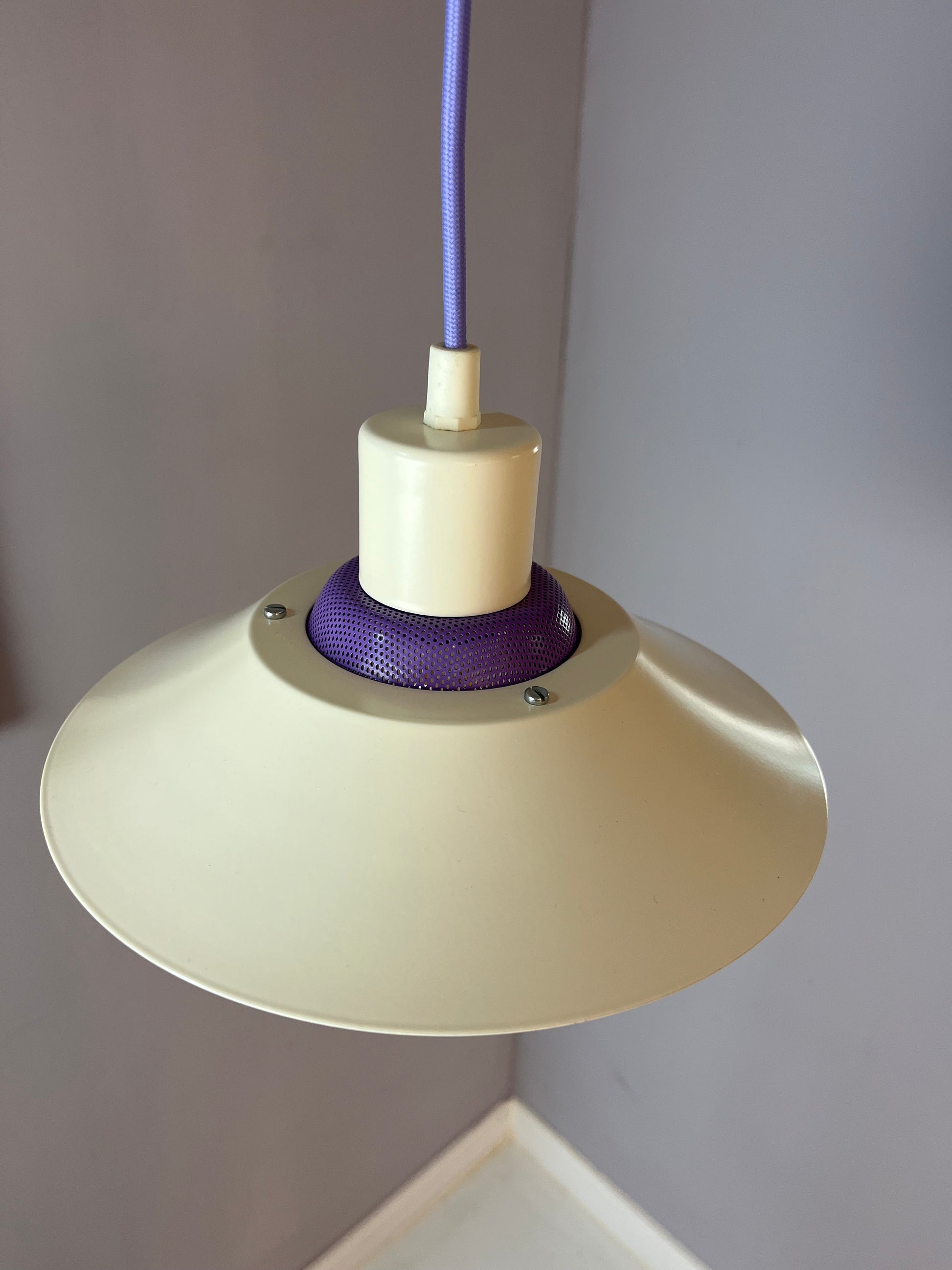 Lamellenlampe Modell Garda lila weiß von Design Light