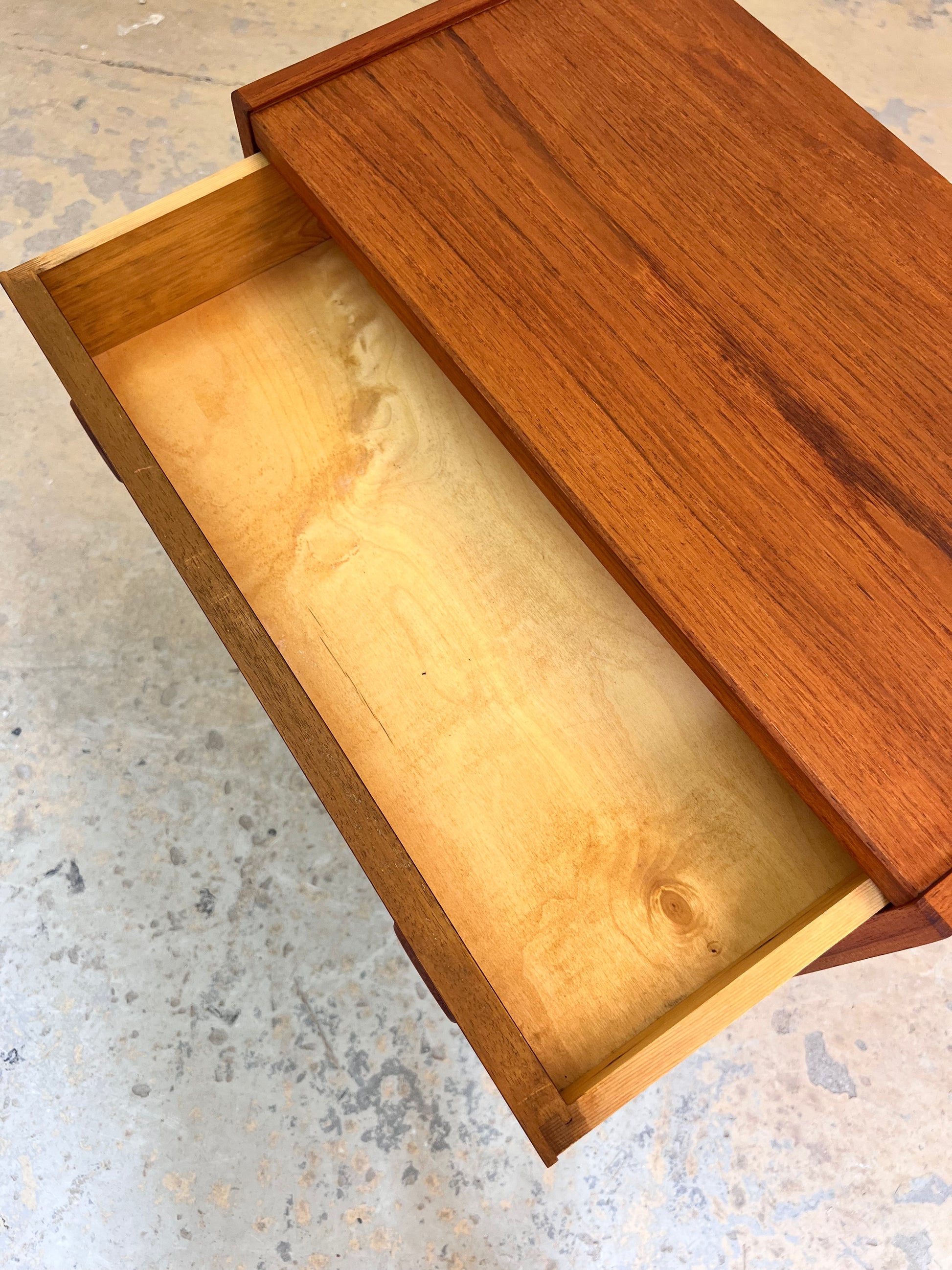 Kommode Teak mit runden Griffmulden aus Dänemark
