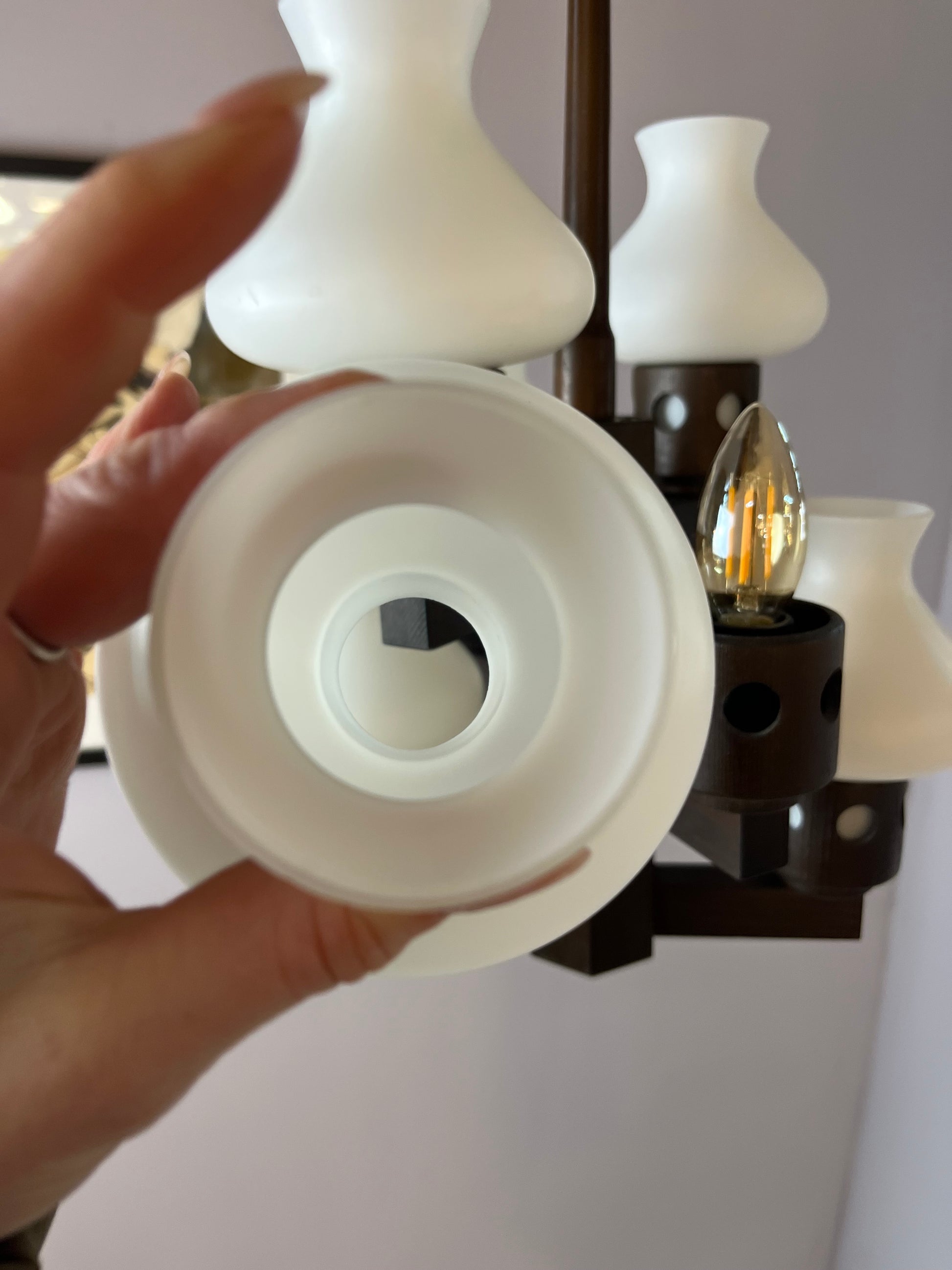 Kronleuchter dunkelbraun weiß Holz Opalglas von Vitrika