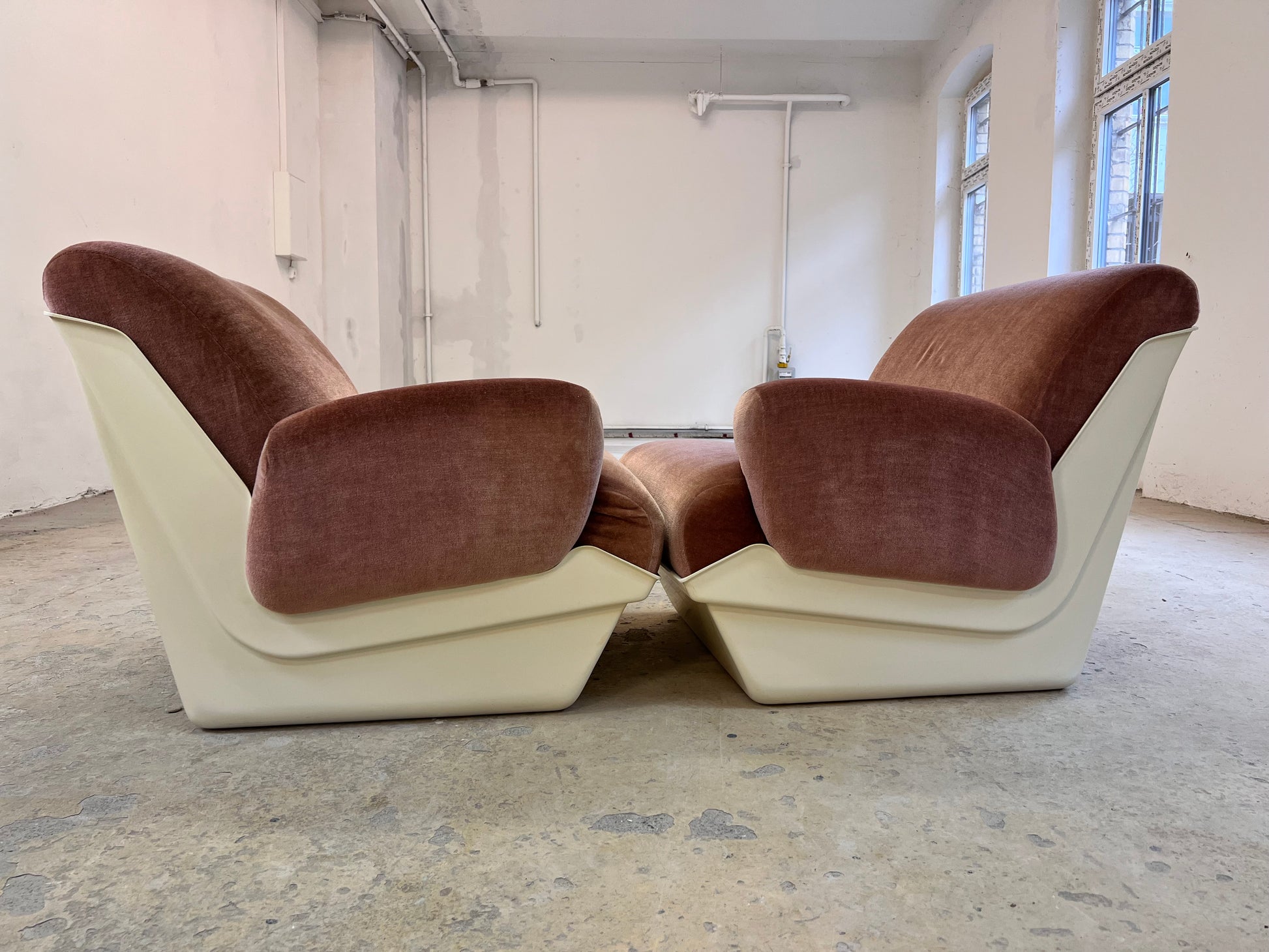 Modularer Schalensessel rosa Samt & Kunststoff