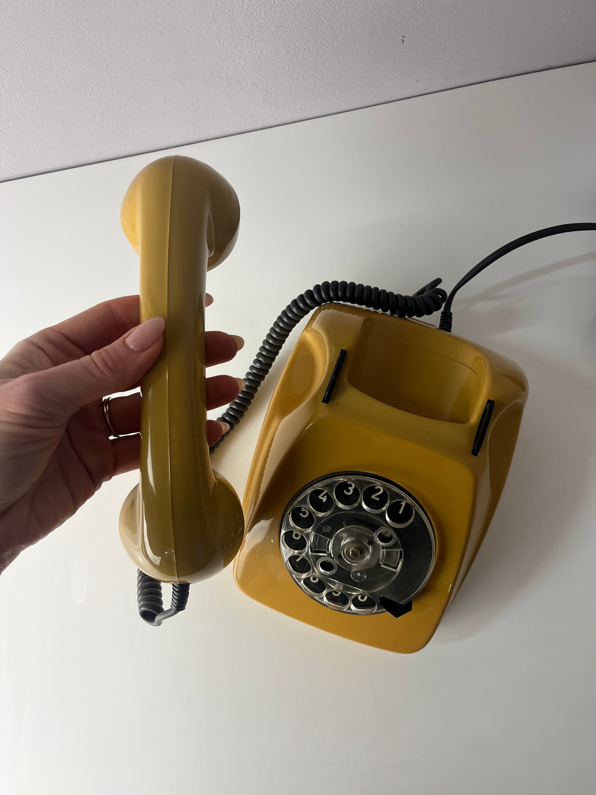 Telefon FeTap 611-2a gelb mit Wählscheibe und Kabel
