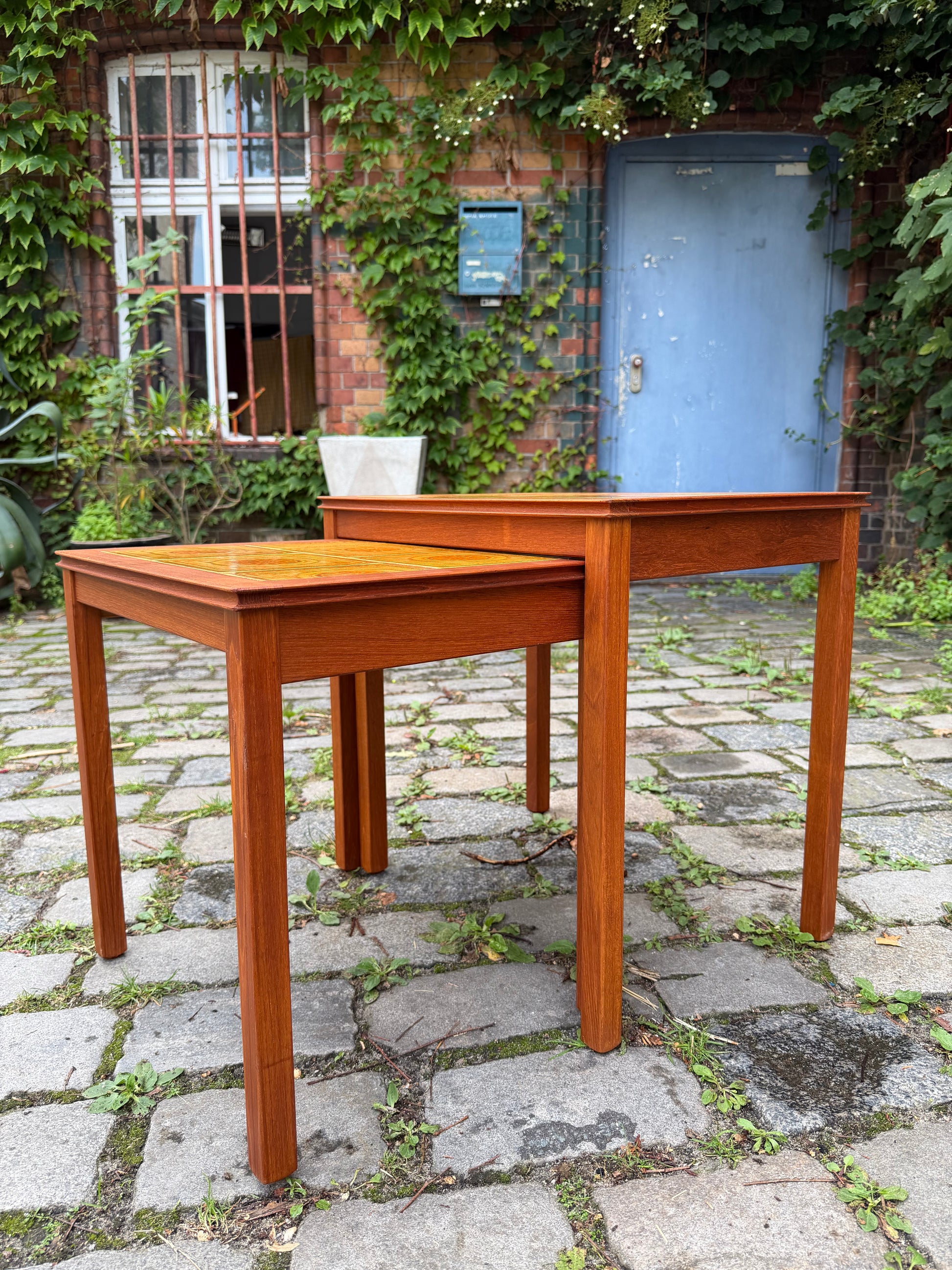 Set: 2 Satztische Teak & gelbe Fliesen aus Dänemark