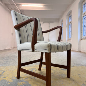 Armlehnstuhl mit paspeliertem Polster aus Dänemark