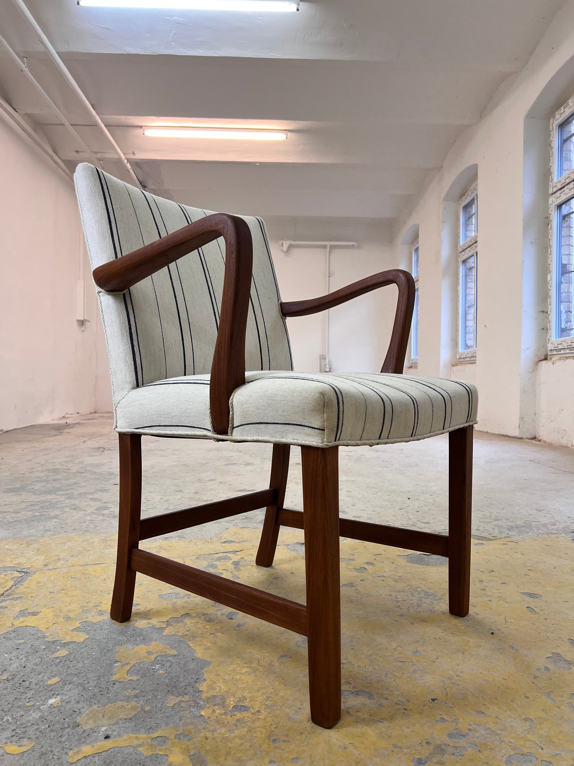 Armlehnstuhl mit paspeliertem Polster aus Dänemark