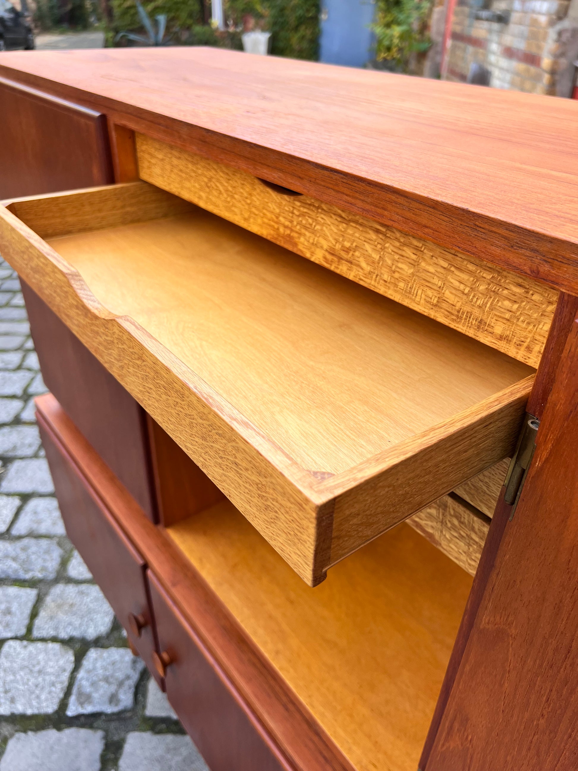 Highboard Teak mit runden Griffen