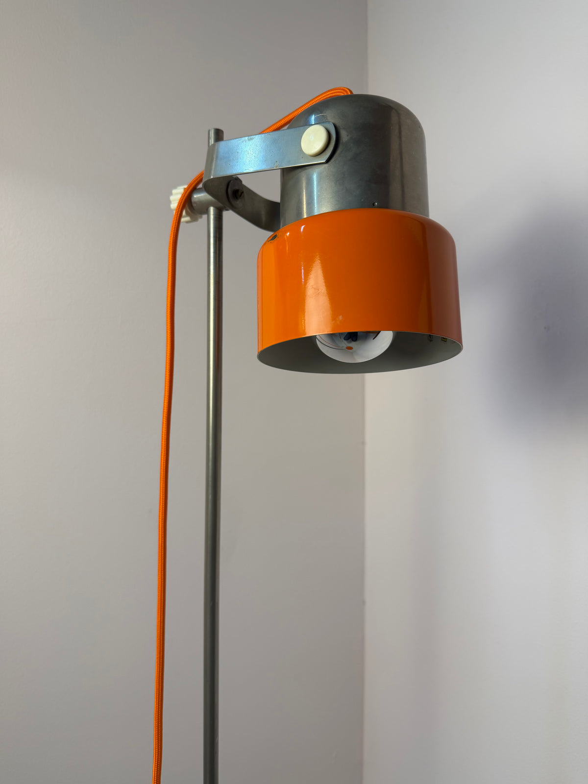 Stehlampe orange Chrom von AKA Werke