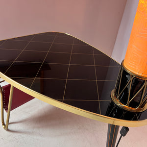 Tisch mit Stehlampe