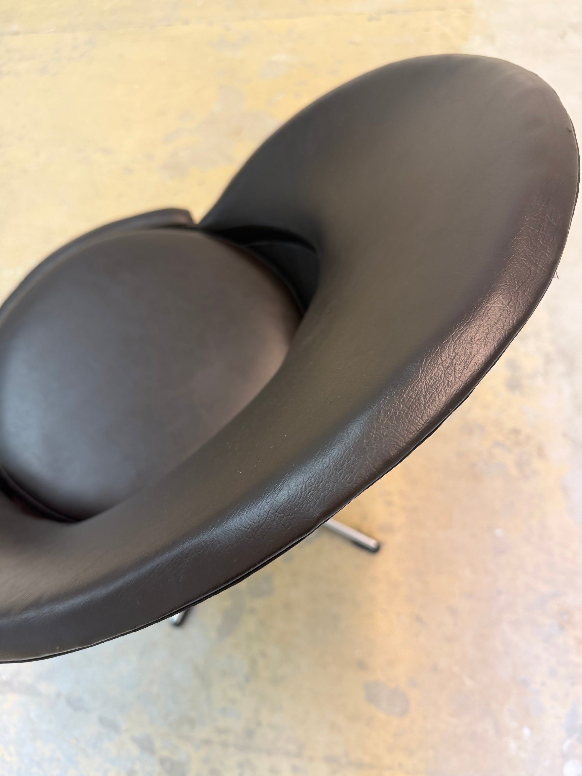Cone Chair braunes Kunstleder von Verner Panton