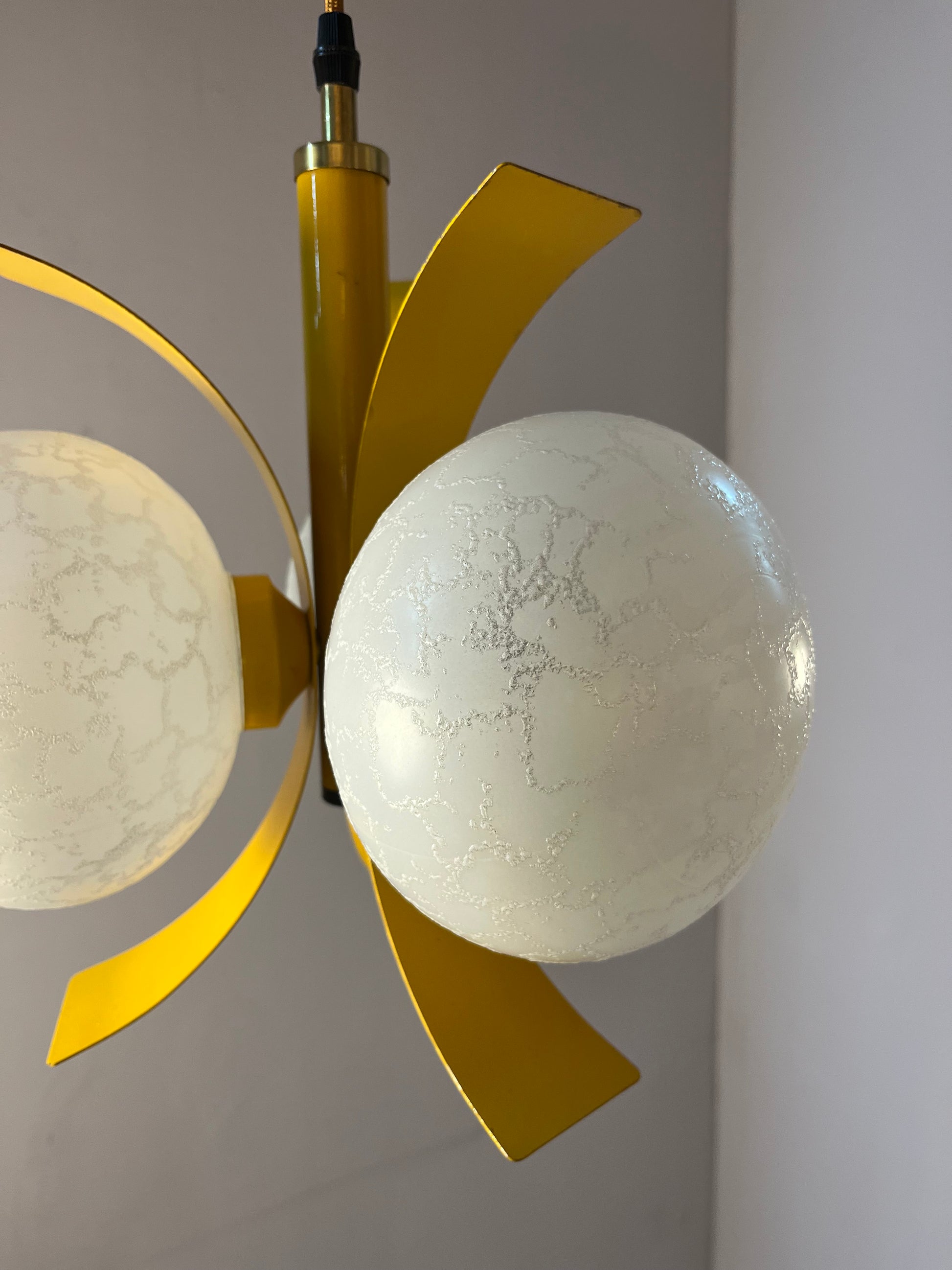 Hängelampe gelb weiß von Richard Essig