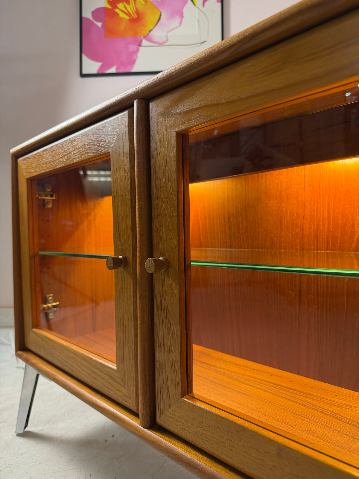 Kleine Vitrine mit Beleuchtung & neuen Chromfüßen von Dyrlund