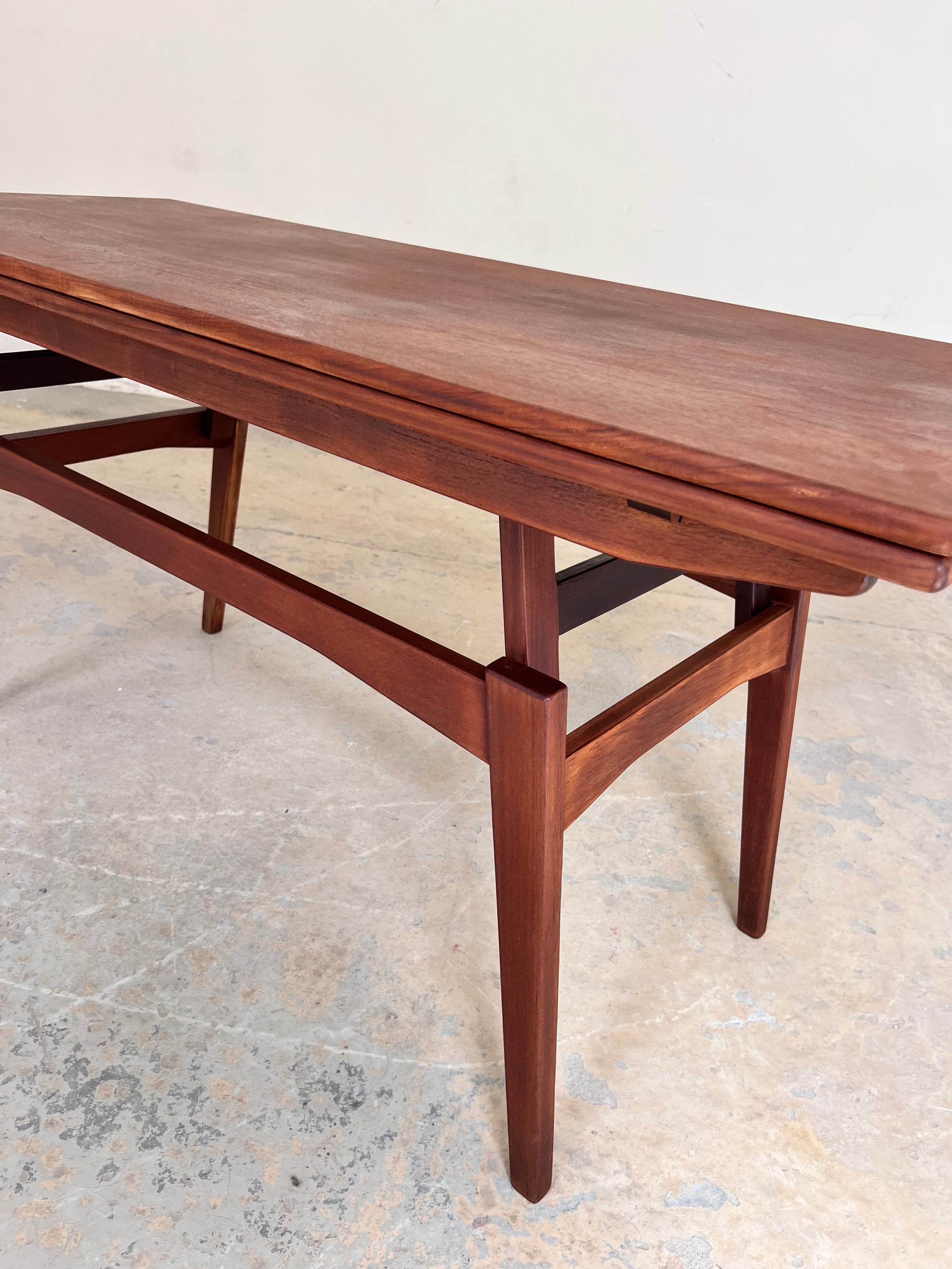 Höhenverstellbarer Couchtisch Teak mit Auszügen aus Dänemark