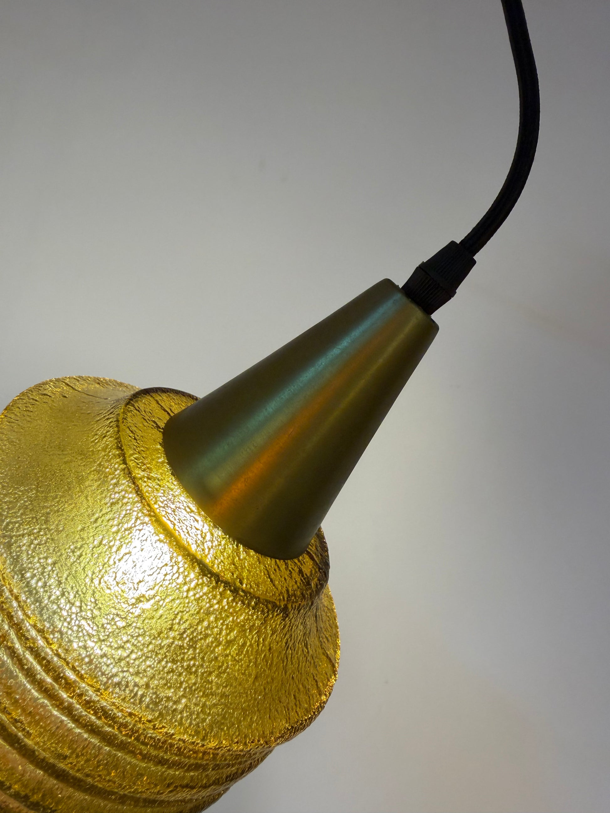 Hängelampe goldbraun Strukturglas Messing aus Dänemark