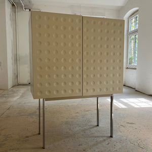 Highboard weiß mit kreisförmigem Reliefmuster & Minibar aus Belgien