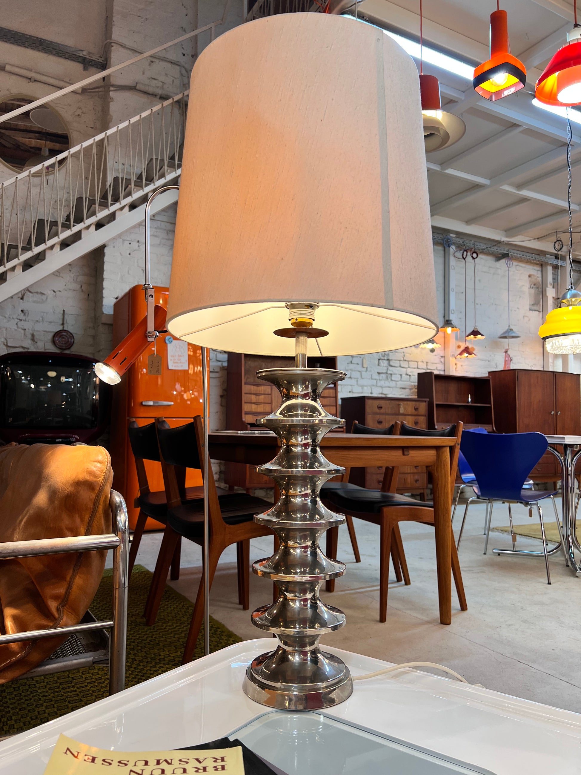 Space Age Tischlampe Metall mit Schirm aus Rohseide