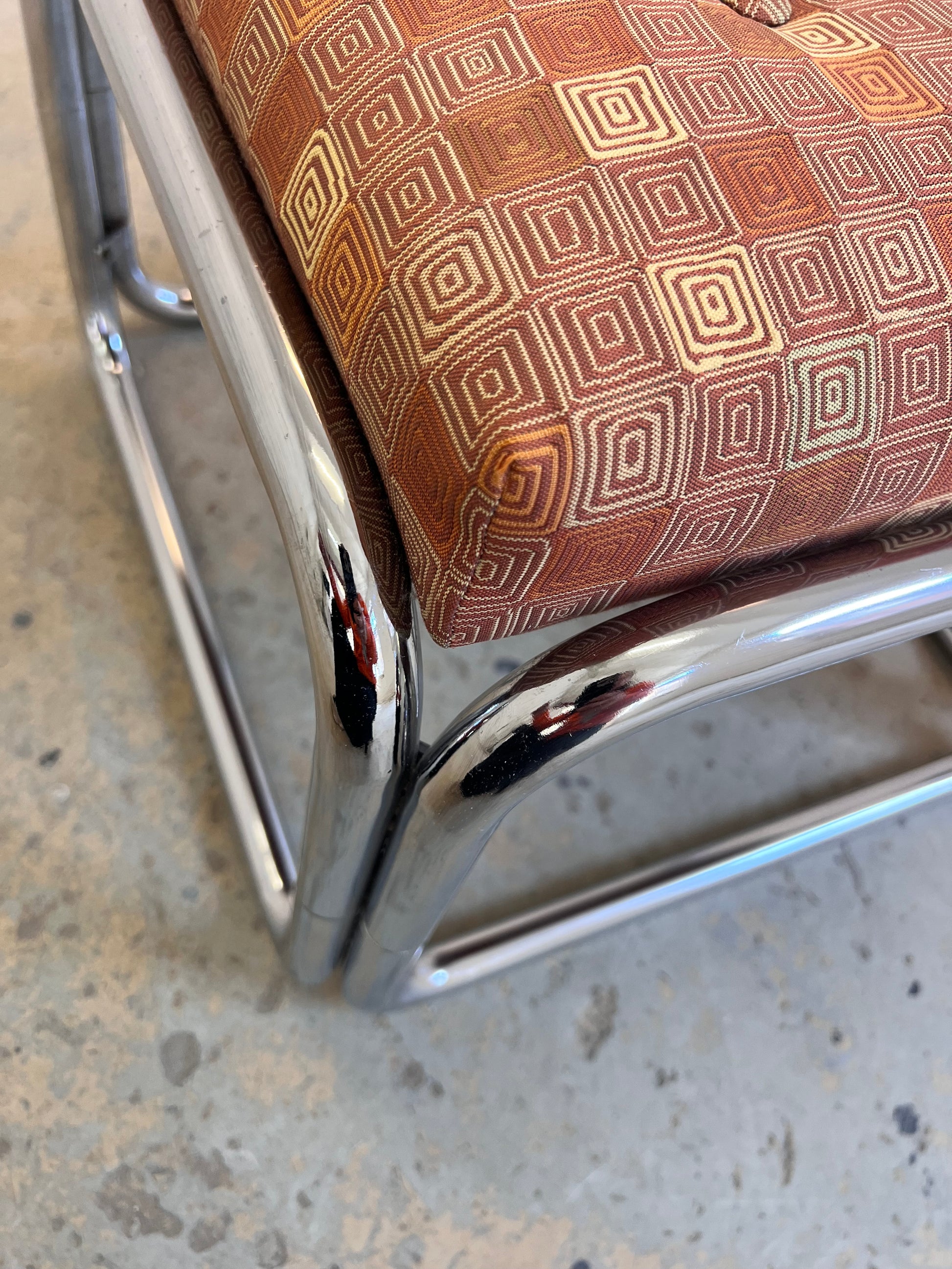 Hocker Chrom mit orange braunem Polster