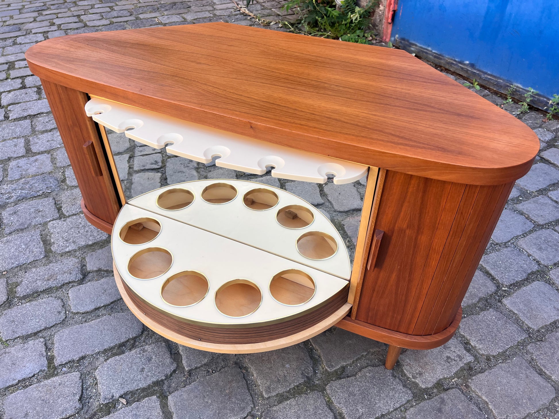 Eckbar Nussbaum mit drehbarem Regal