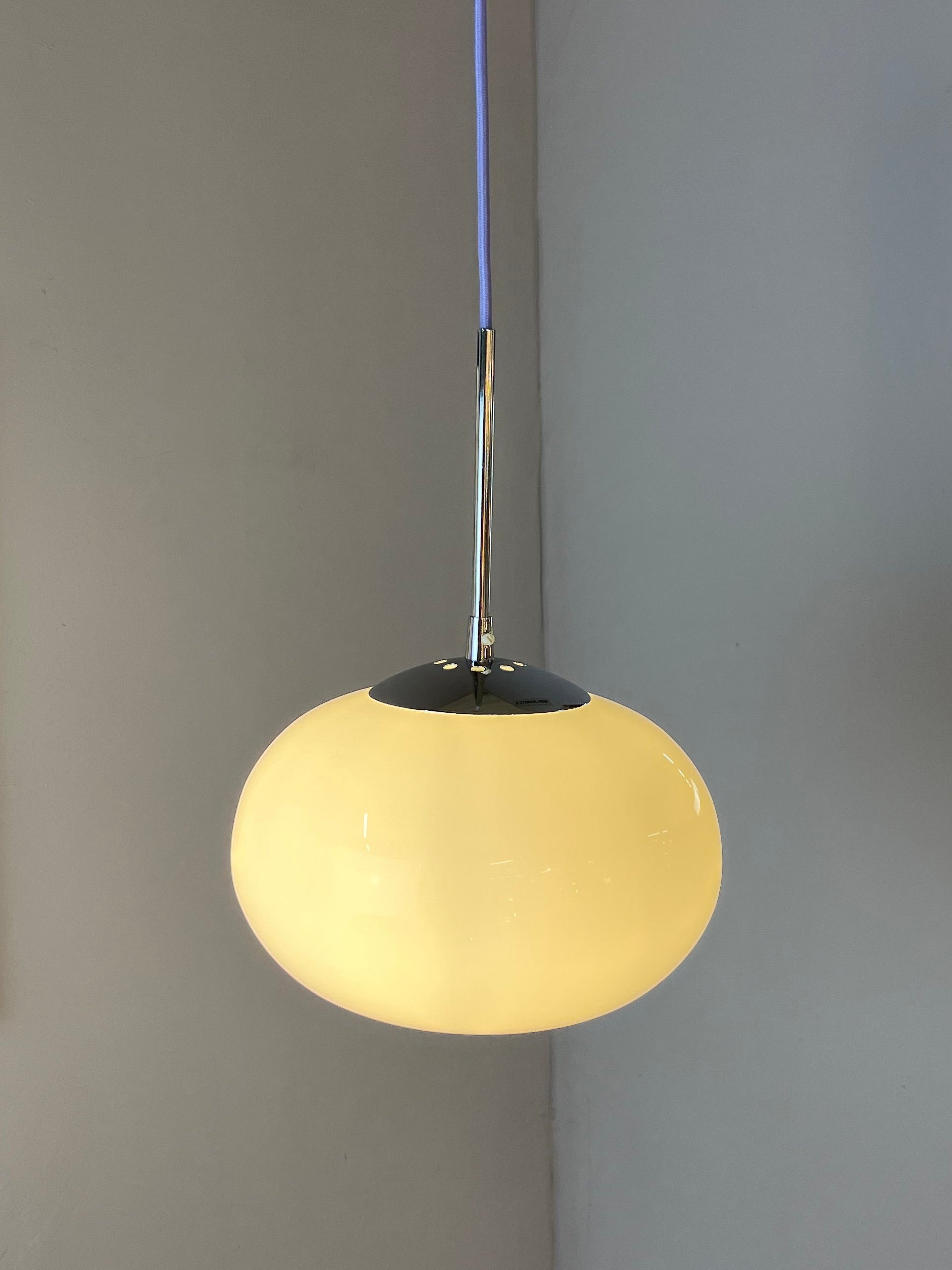 Hängelampe weiß Glas Chrom mit Stab