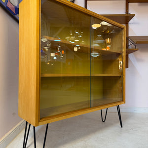 Vitrine Esche mit gelber Rückwand & neuen Hairpinlegs von Hellerau