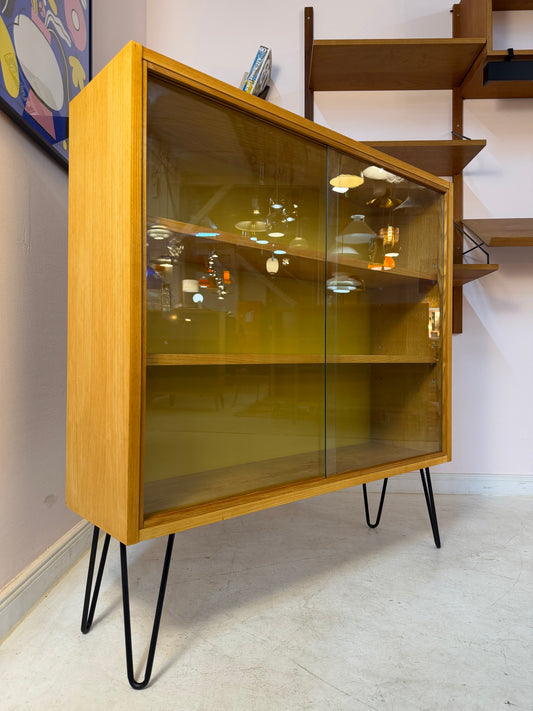Vitrine Esche mit gelber Rückwand & neuen Hairpinlegs von Hellerau