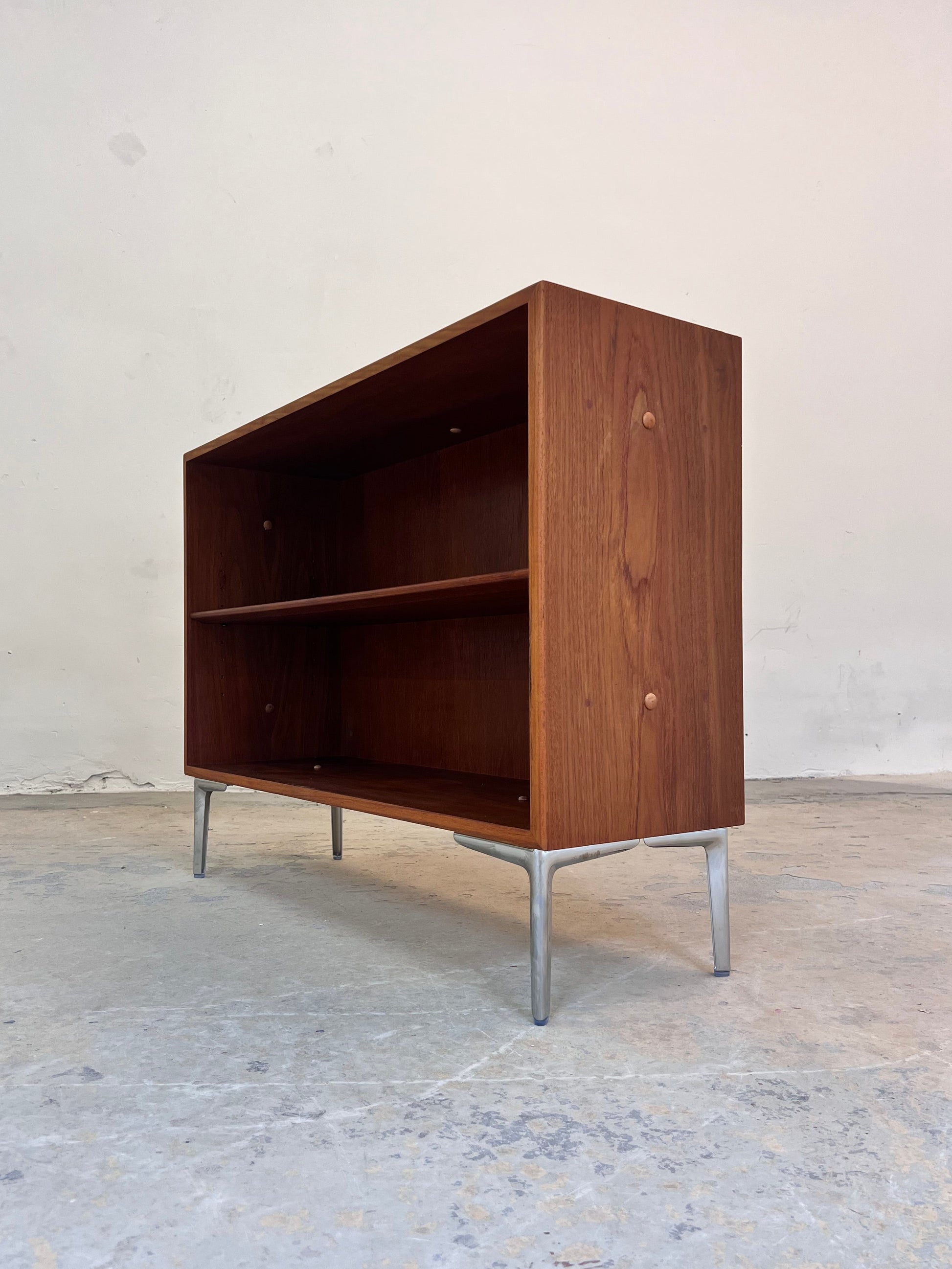 Regal Teak mit neuen Chromfüßen