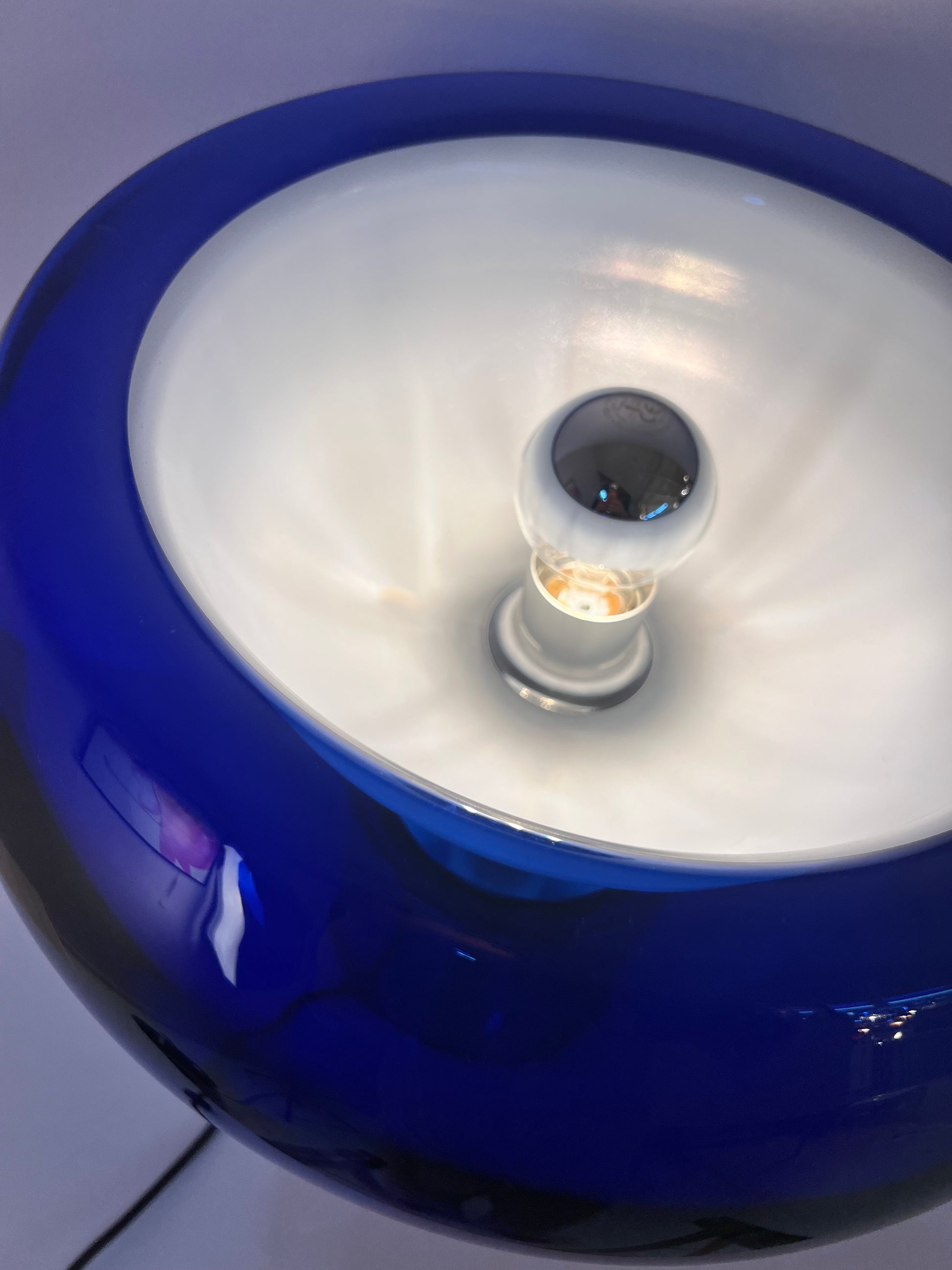 Tischlampe mit doppelwandigem Glasschirm königsblau von Doria
