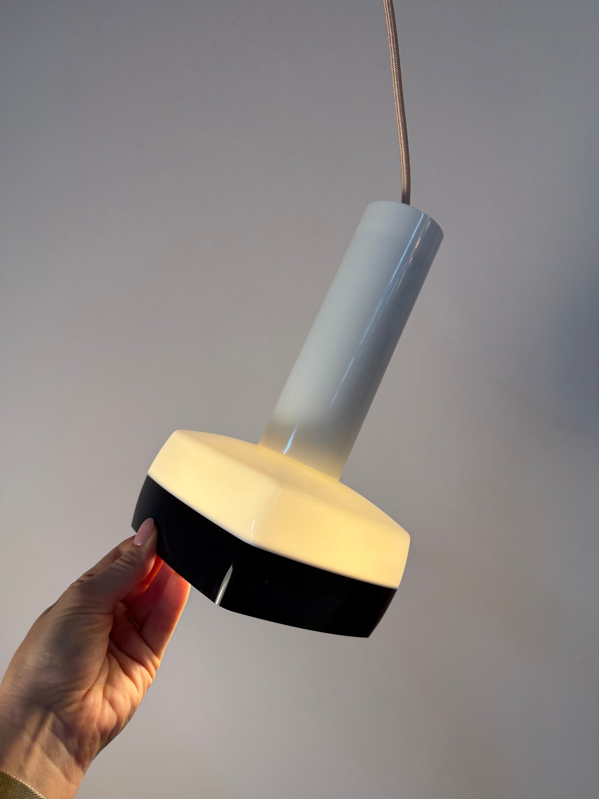 Hängelampe schwarz weiß von Bent Karlby für Schrøder-Kemi